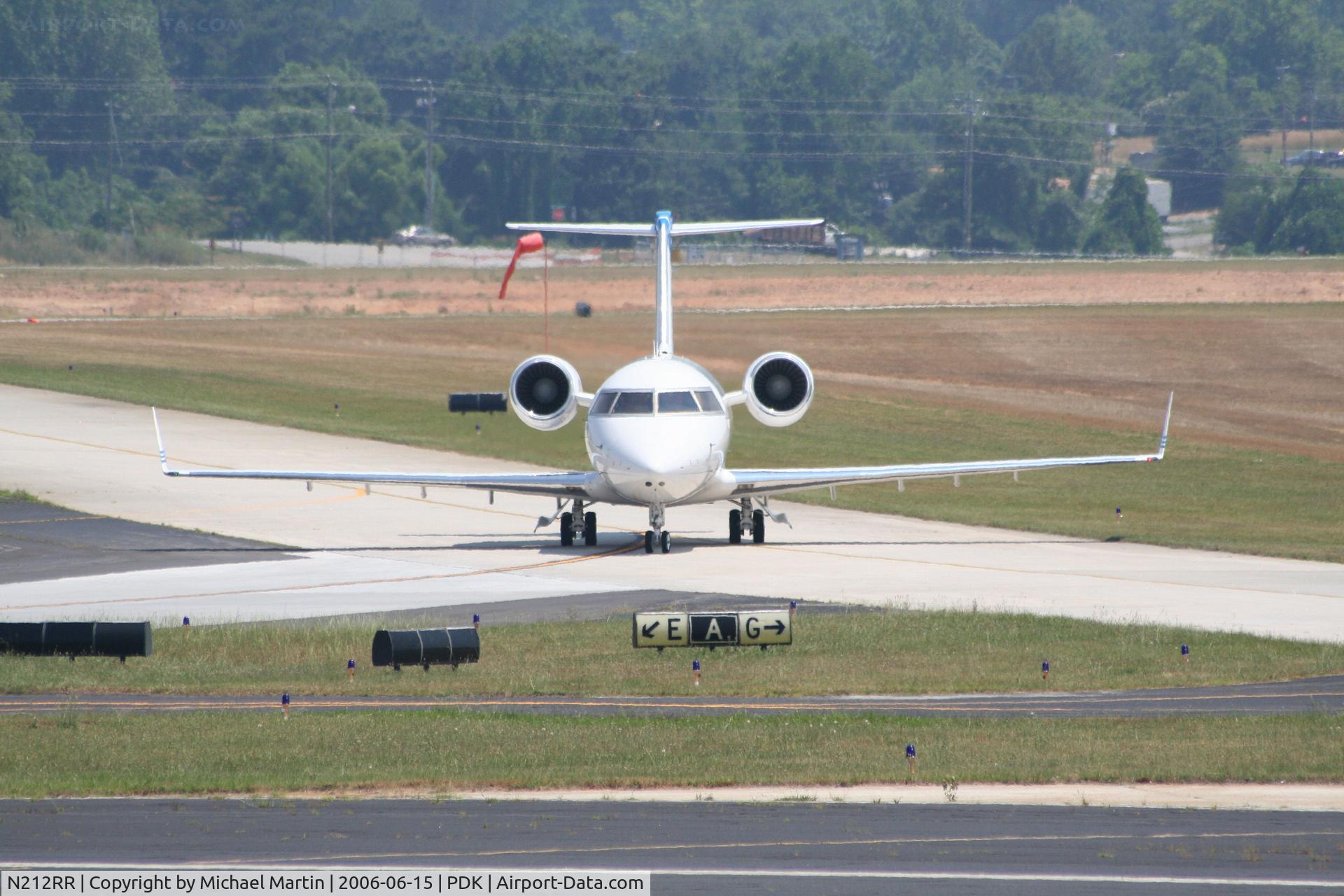 N212RR, 1997 Canadair Challenger 604 (CL-600-2B16) C/N 5336, Taxing to Epps Air Service