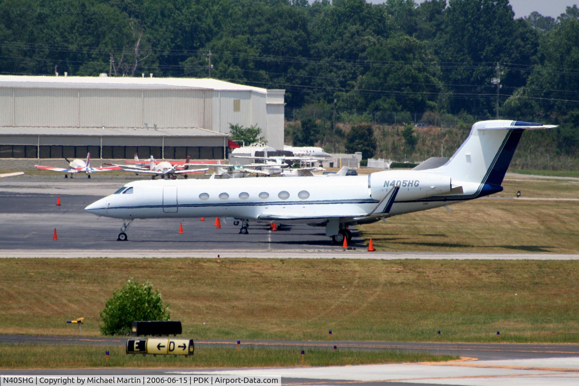 N405HG, 2001 Gulfstream Aerospace G-V C/N 661, Tied down @ Signature Flight Services