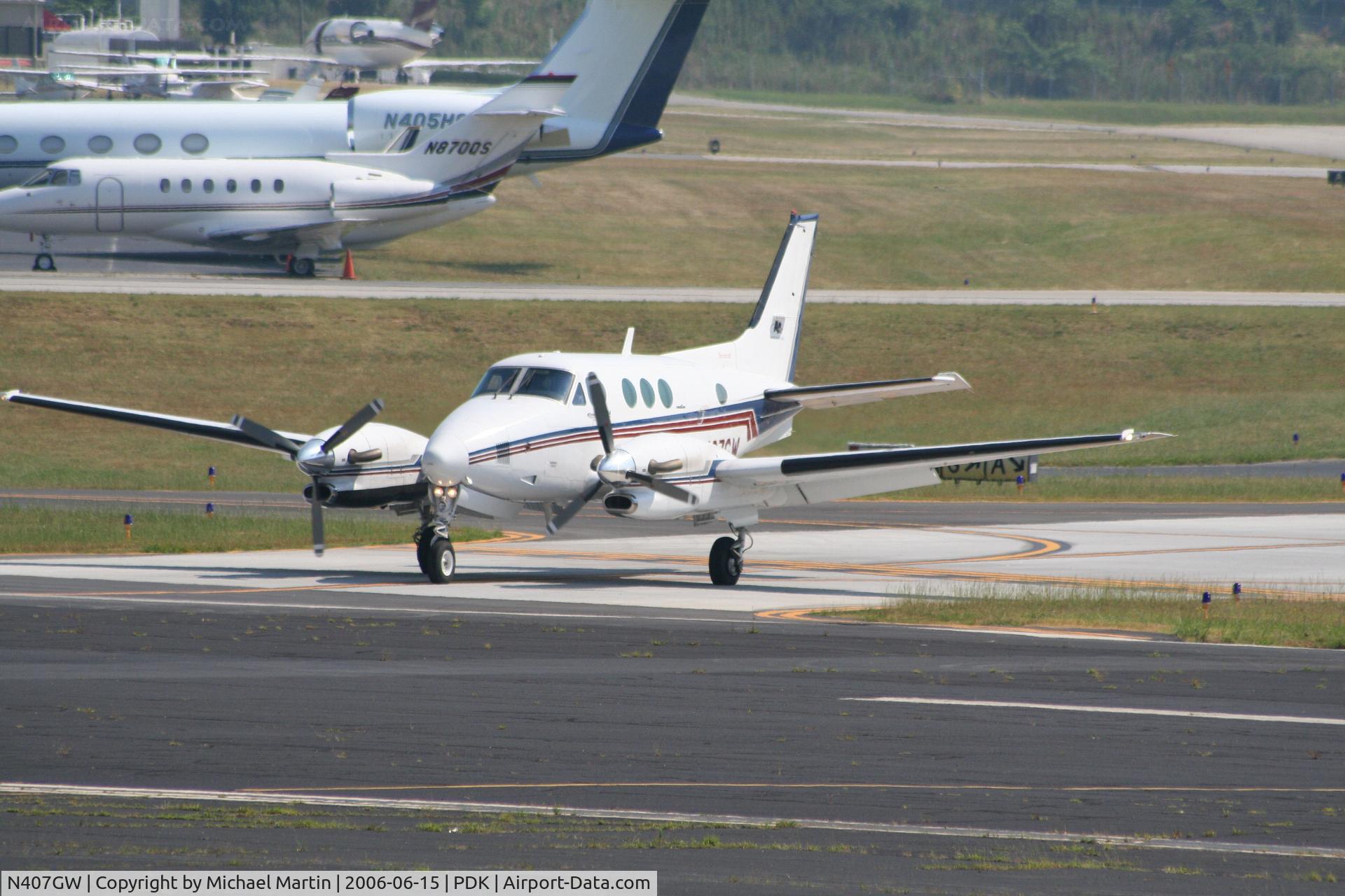 N407GW, 1989 Beech C90A King Air C/N LJ-1221, Taxing to Runway 20R