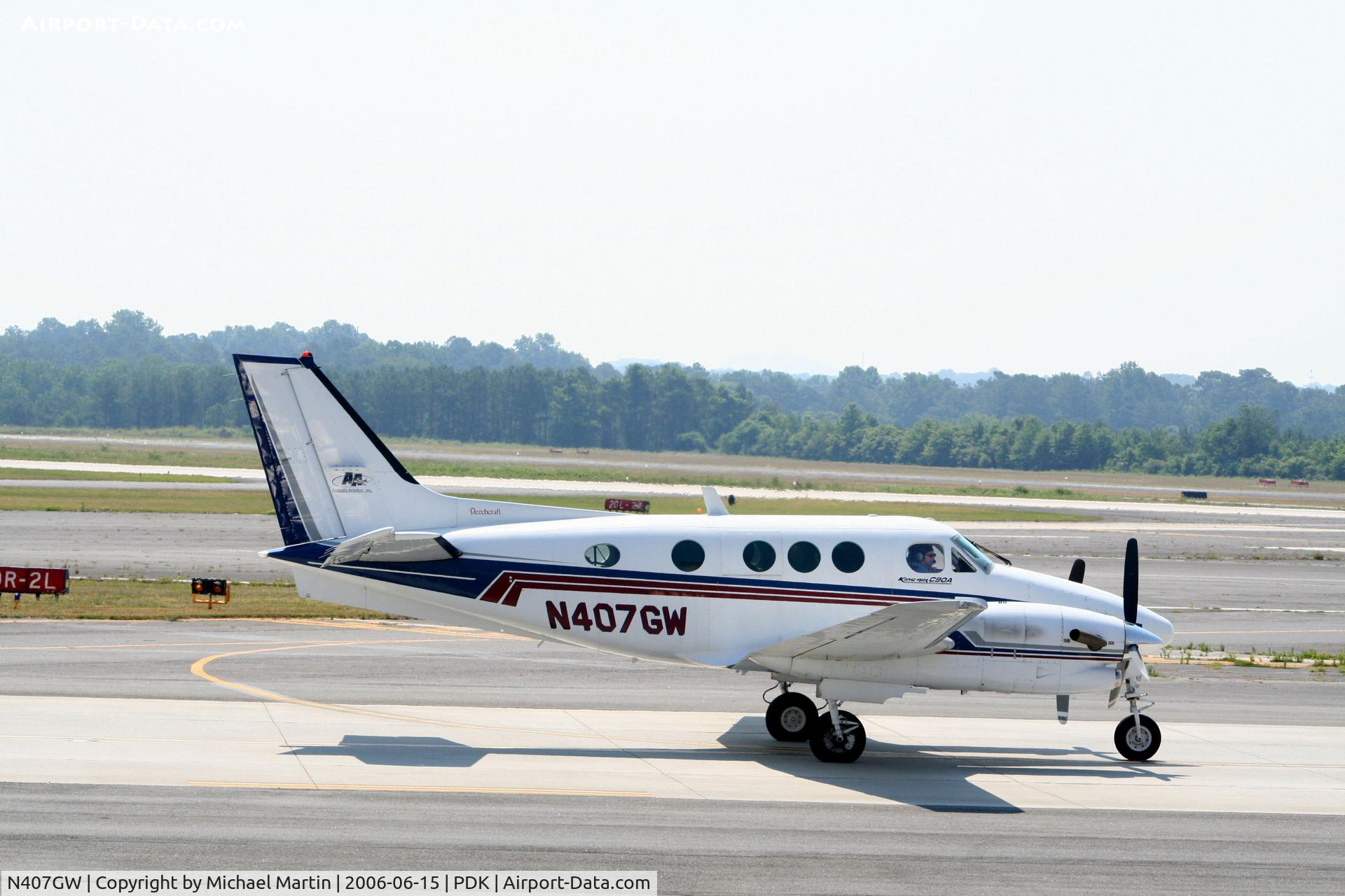 N407GW, 1989 Beech C90A King Air C/N LJ-1221, Taxing to Runway 20R