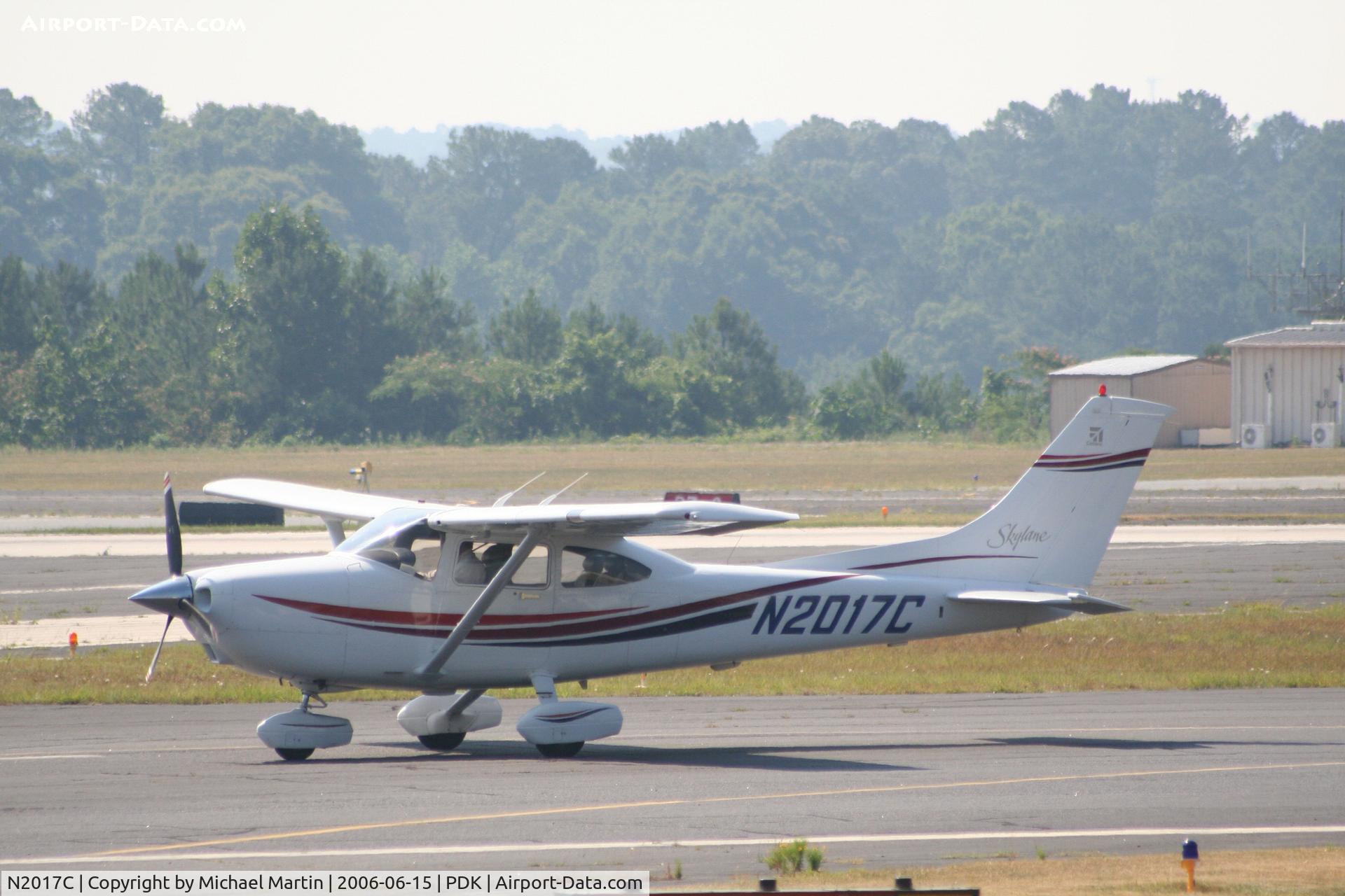 N2017C, 1999 Cessna 182S Skylane C/N 18280463, Taxing to tiedown