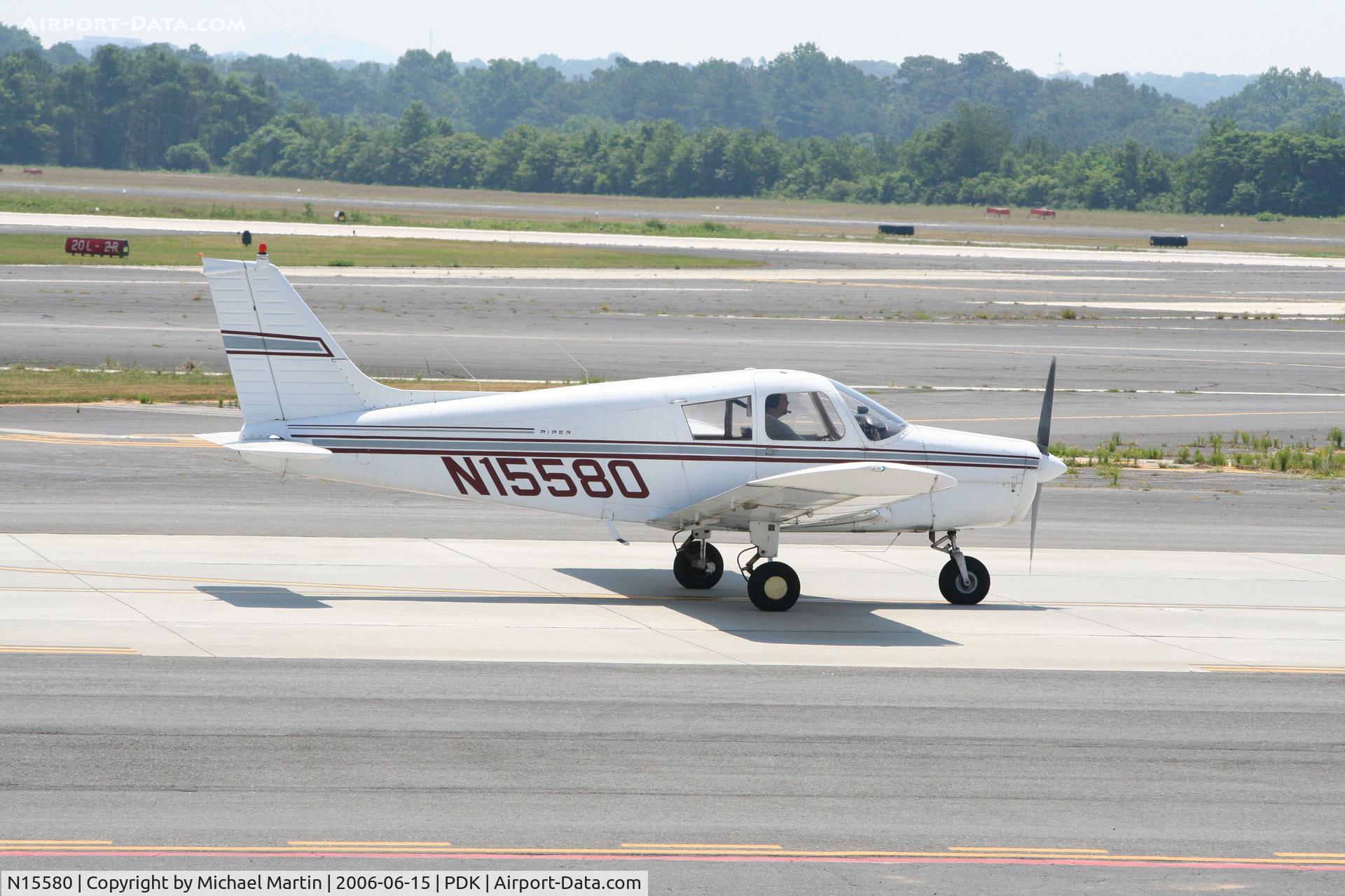 N15580, 1972 Piper PA-28-140 C/N 28-7325104, Taxing to Runway 20L