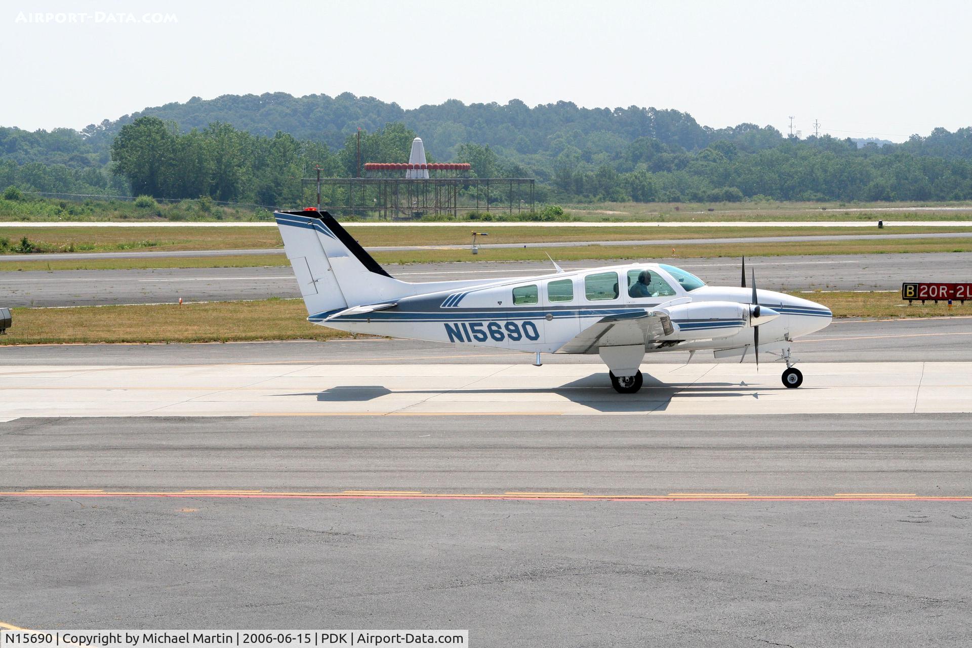 N15690, 1988 Beech 58 Baron C/N TH-1544, Taxing to Runway 20L