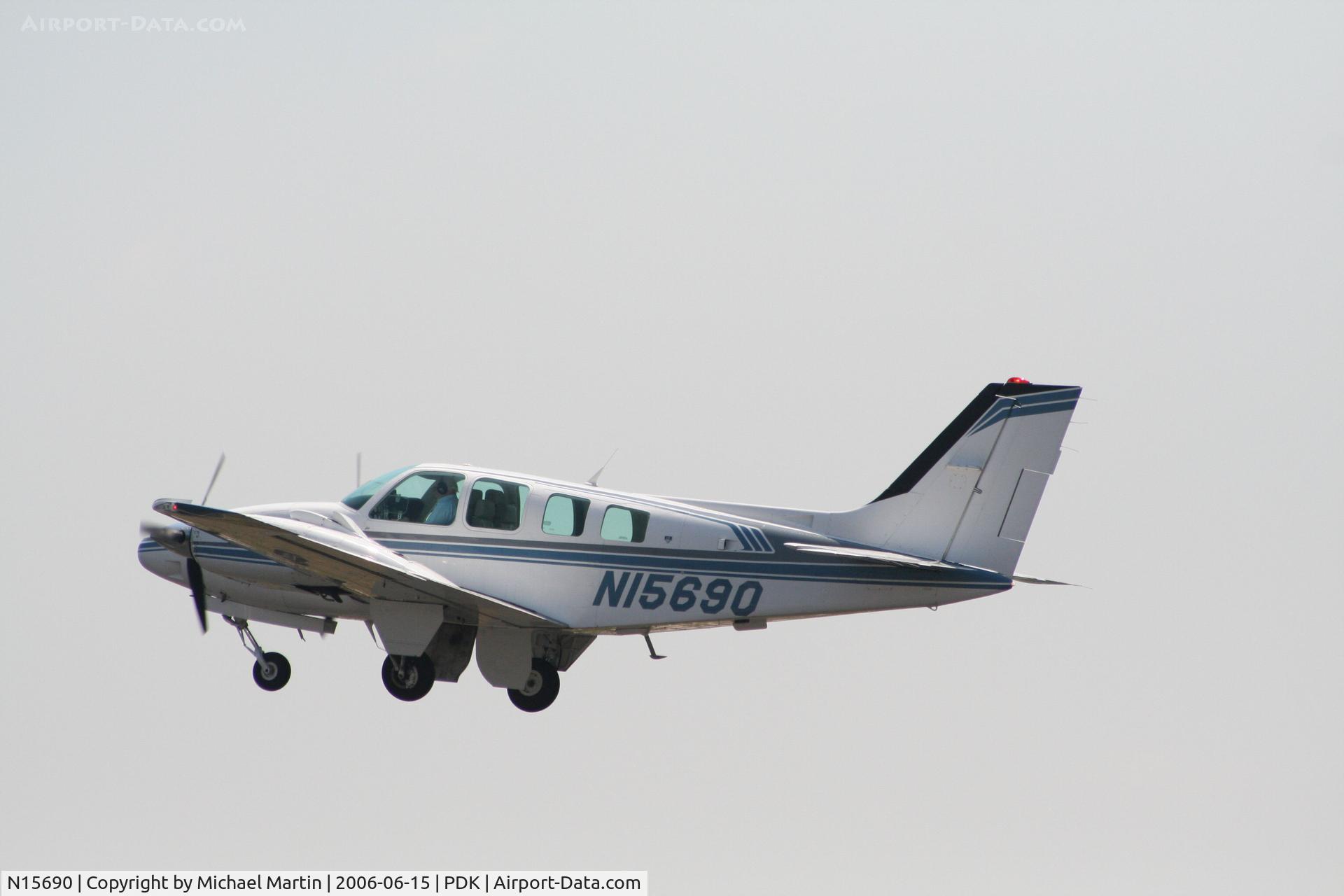 N15690, 1988 Beech 58 Baron C/N TH-1544, Departing 20L - Gear Up!