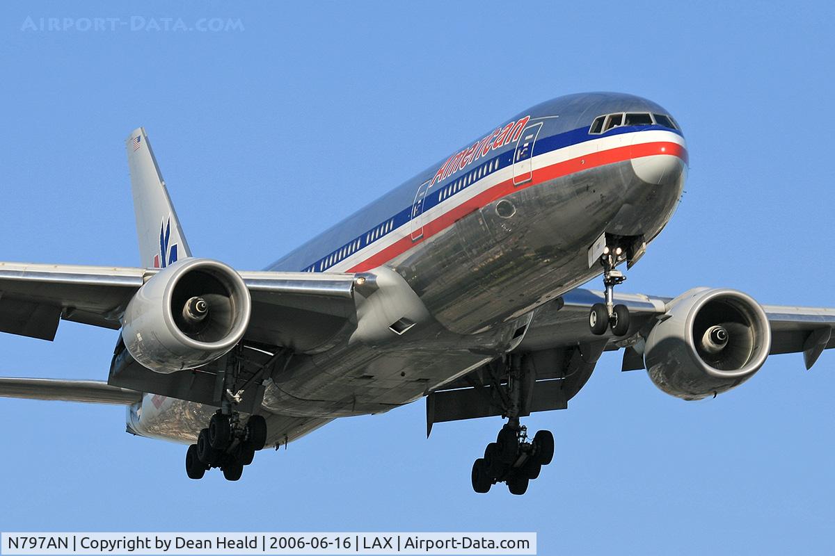 N797AN, 2001 Boeing 777-223 C/N 30012, American Airlines N797AN (FLT AAL135) from London Heathrow (EGLL) on final approach to RWY 24R.
