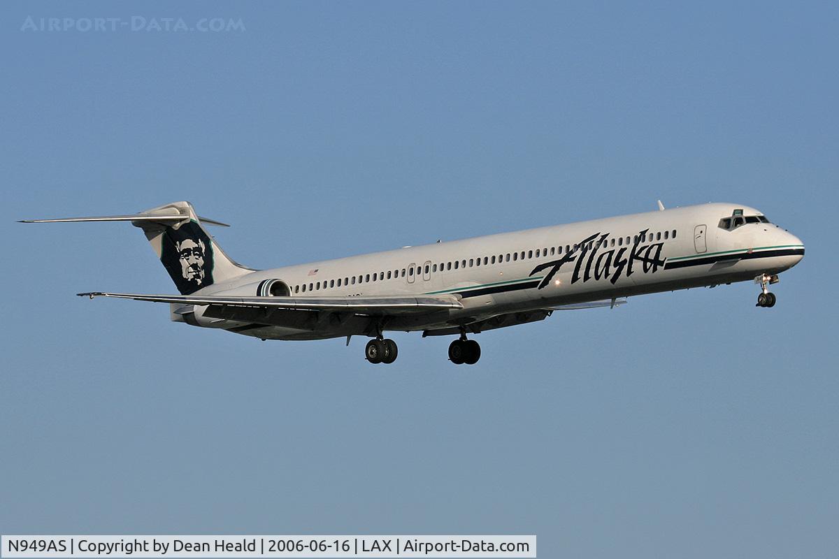 N949AS, 1990 McDonnell Douglas MD-83 (DC-9-83) C/N 53022, Alaska Airlines N949AS (FLT ASA570) from Seattle Tacoma Int'l (KSEA) on final approach to RWY 24R.
