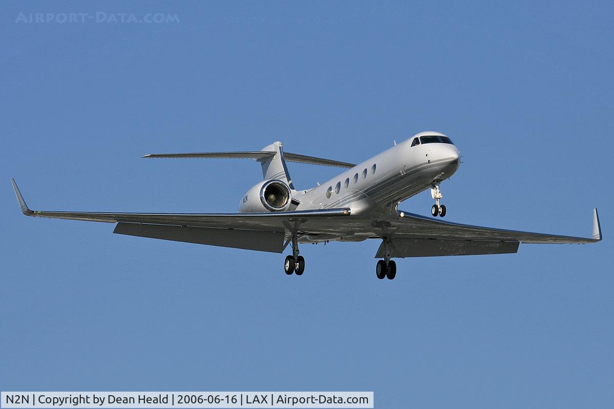 N2N, 1999 Gulfstream Aerospace G-V C/N 586, 1999 Gulfstream G-V N2N on final approach to RWY 24R.