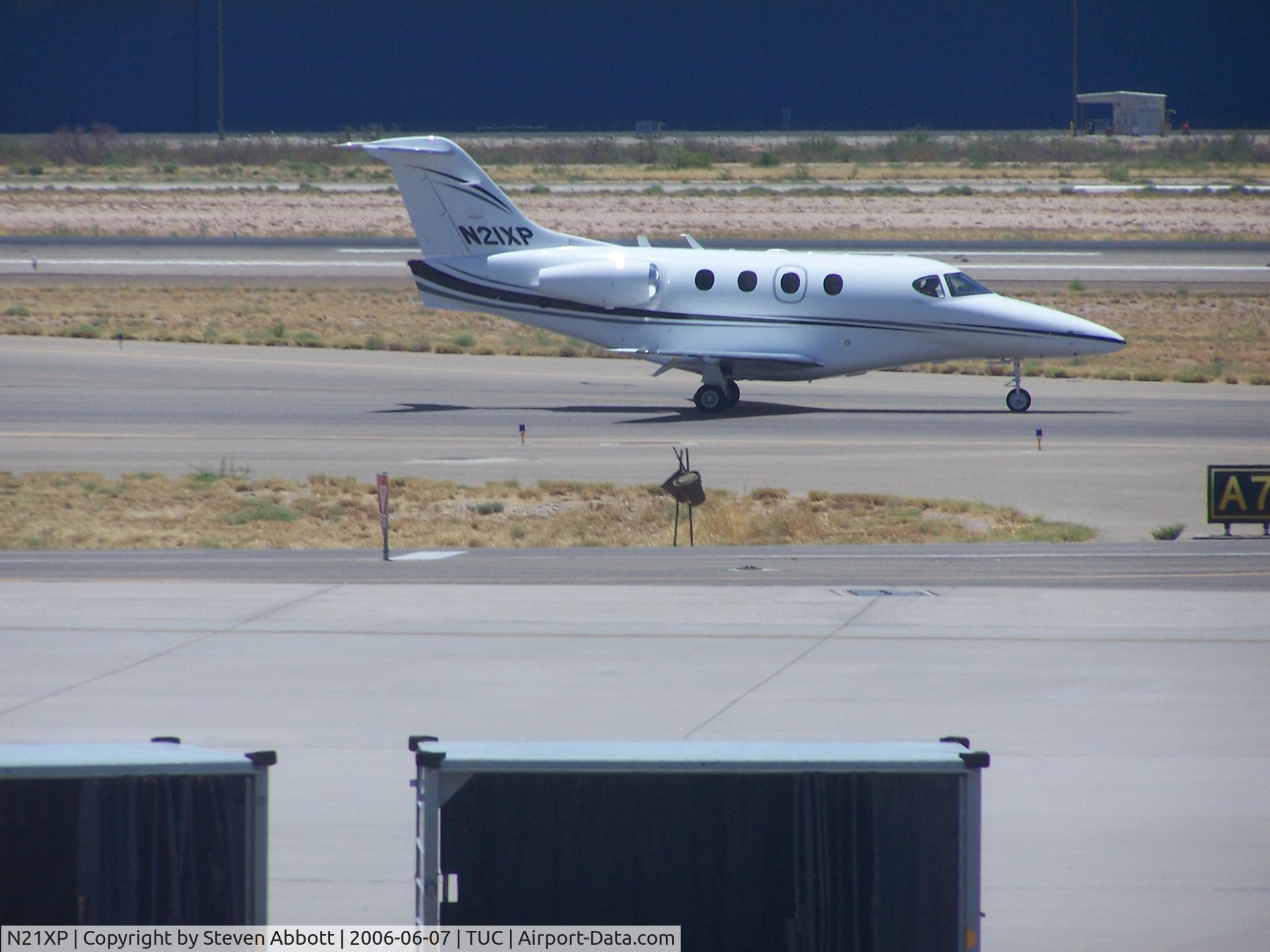 N21XP, 2001 Beech 390 Premier 1 C/N RB-9, RB-9 Taxiing after landing