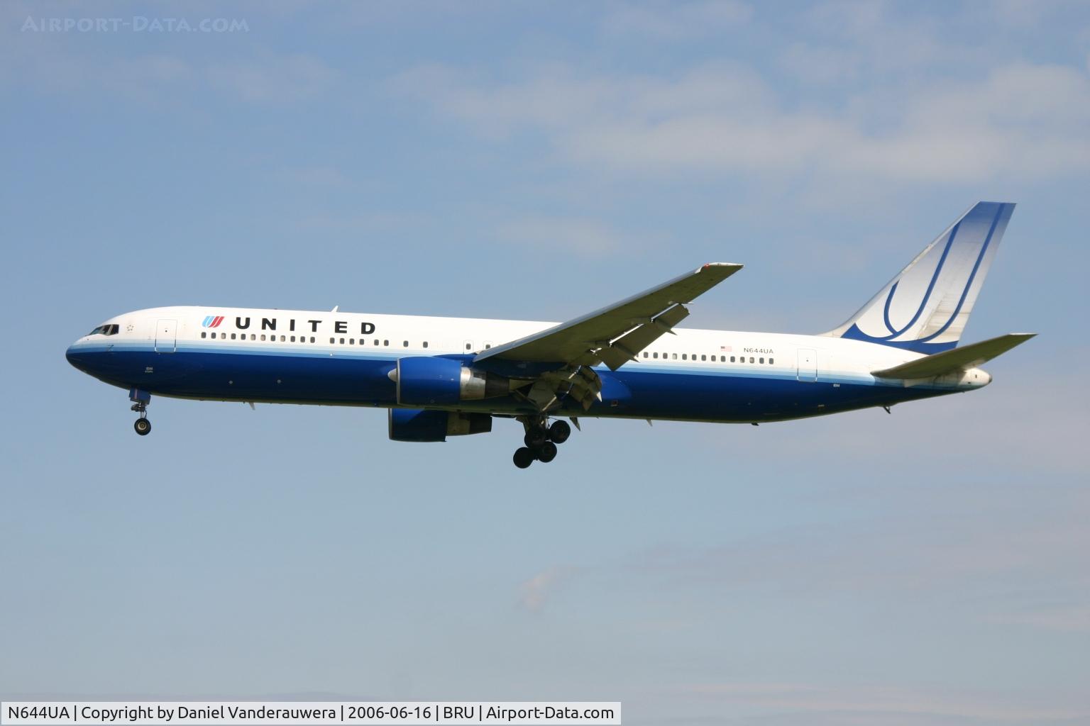 N644UA, 1991 Boeing 767-322 C/N 25094, short before landing on rwy 25L