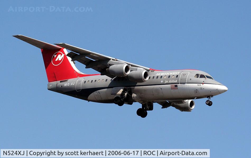 N524XJ, 1999 British Aerospace Avro 146-RJ85A C/N E2349, landing 22