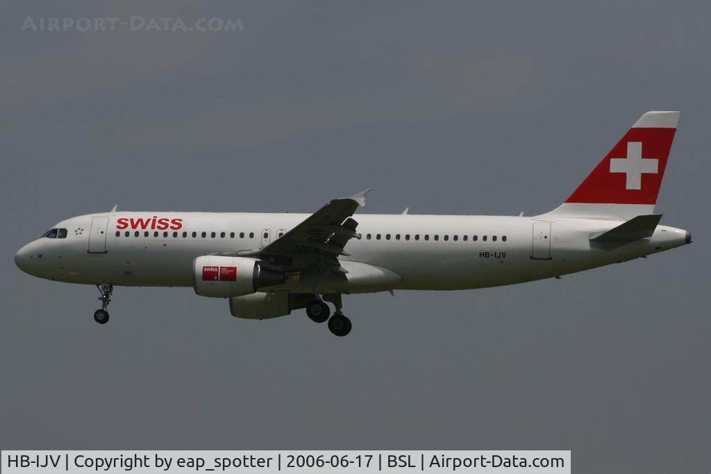 HB-IJV, 2003 Airbus A320-214 C/N 2024, Inbound from Heraklion on short final for runway 34