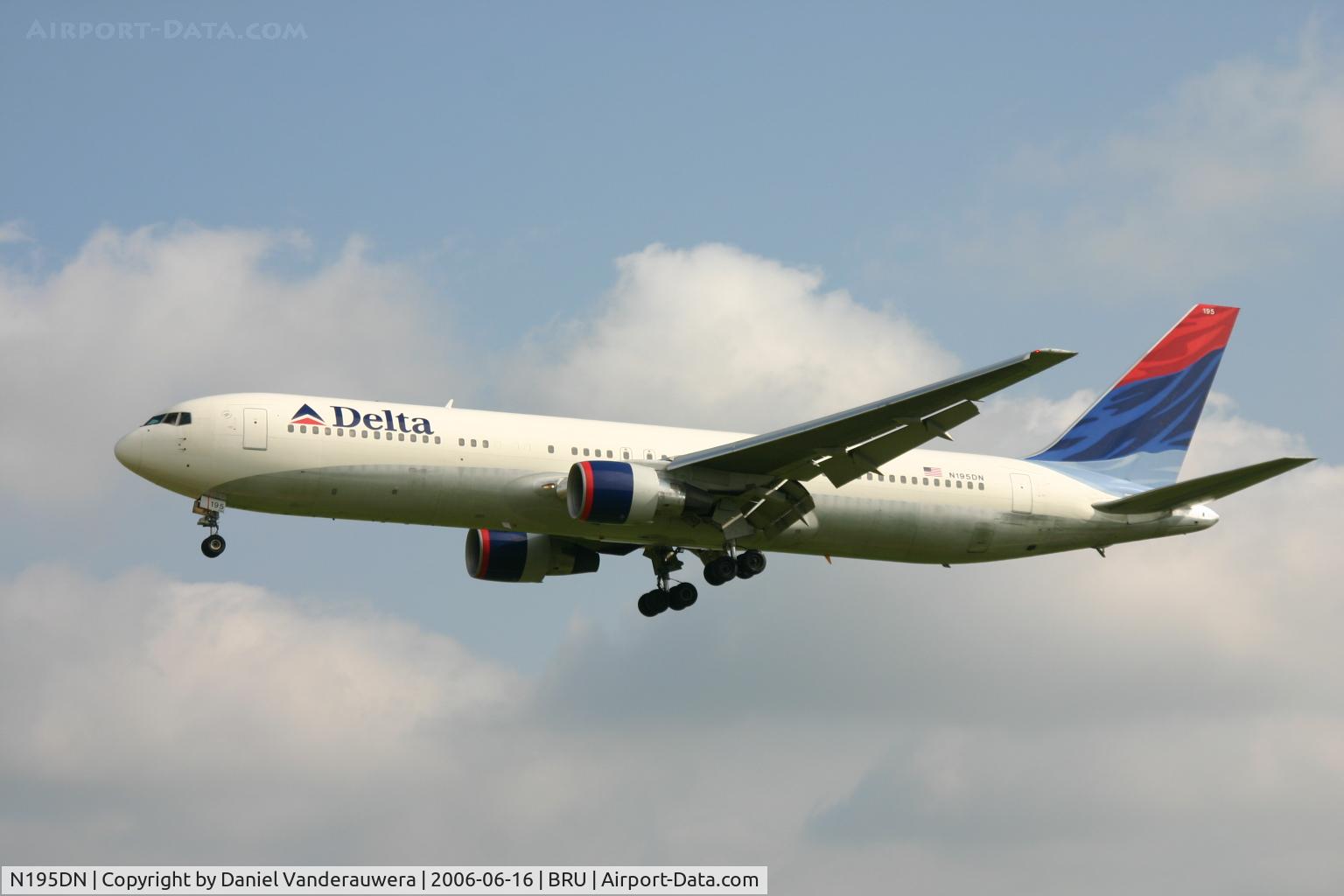 N195DN, 1997 Boeing 767-332 C/N 28452, arrival of flight DL140