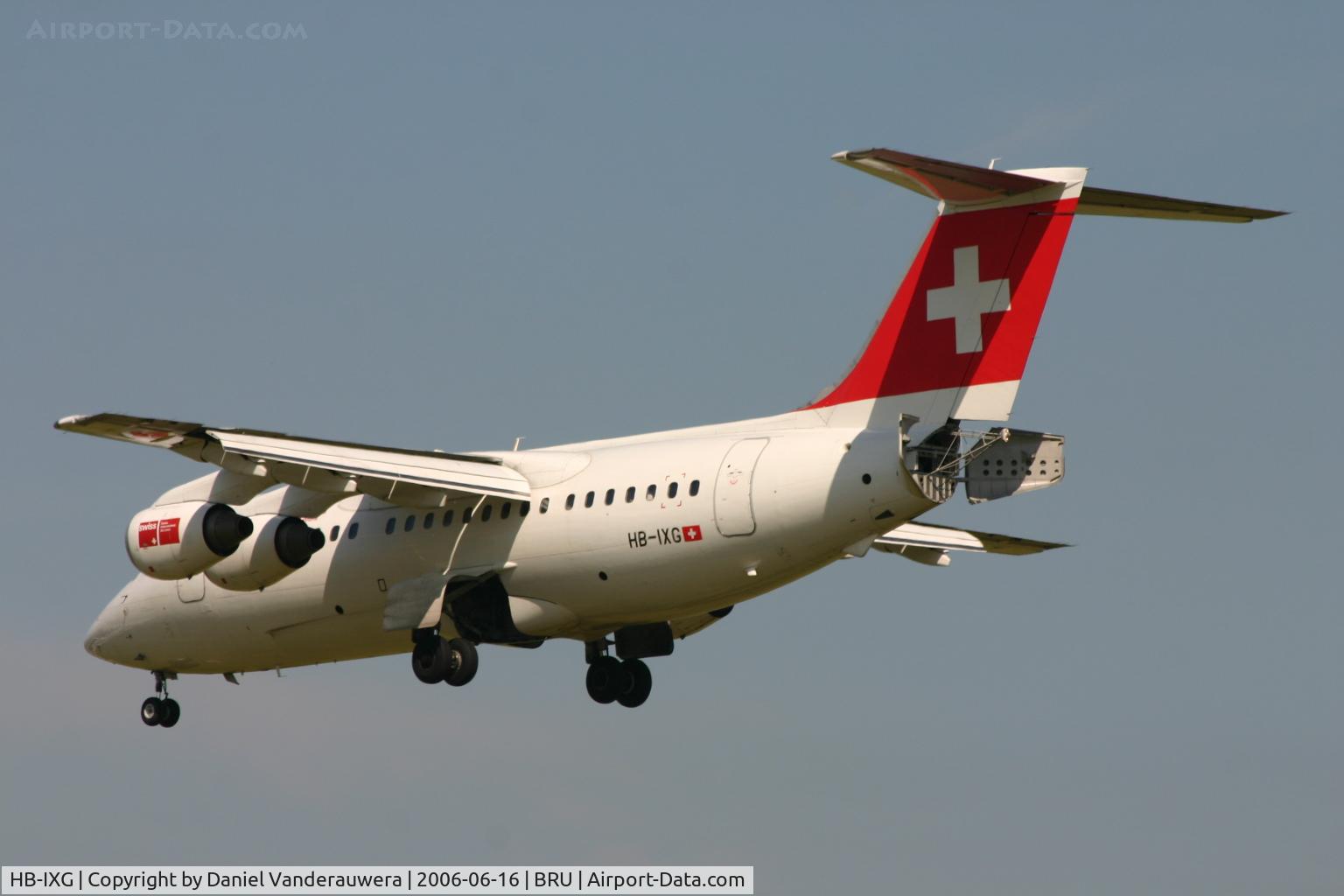 HB-IXG, 1993 British Aerospace Avro 146-RJ85 C/N E.2231, short to land on rwy 25L