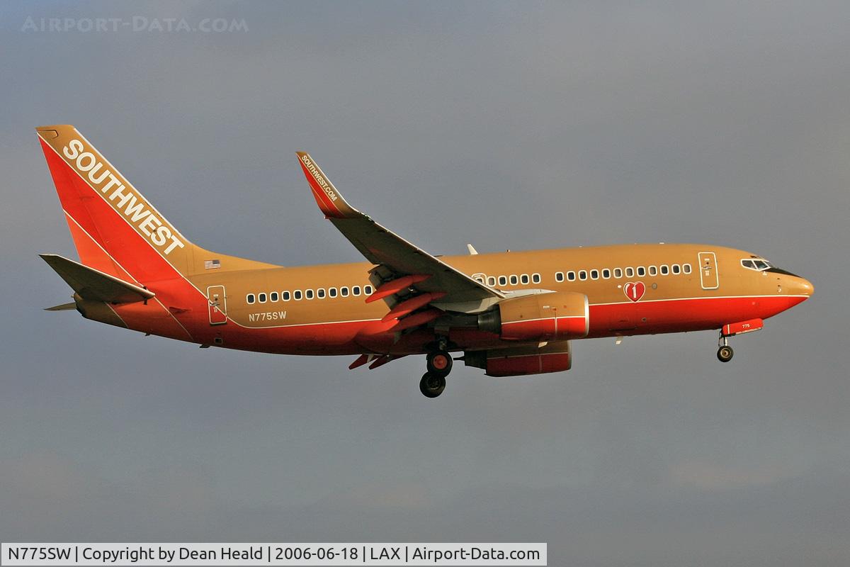 N775SW, 2000 Boeing 737-7H4 C/N 30590, Southwest Airlines N755SW in fantastic light on approach to RWY 24R.