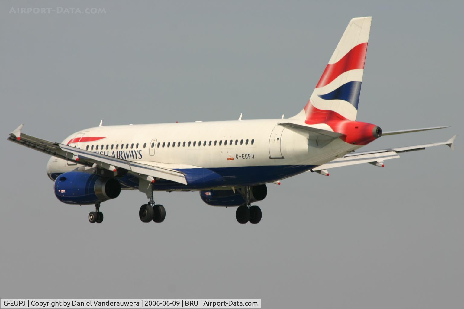 G-EUPJ, 2000 Airbus A319-131 C/N 1232, several second before touching rwy 25L