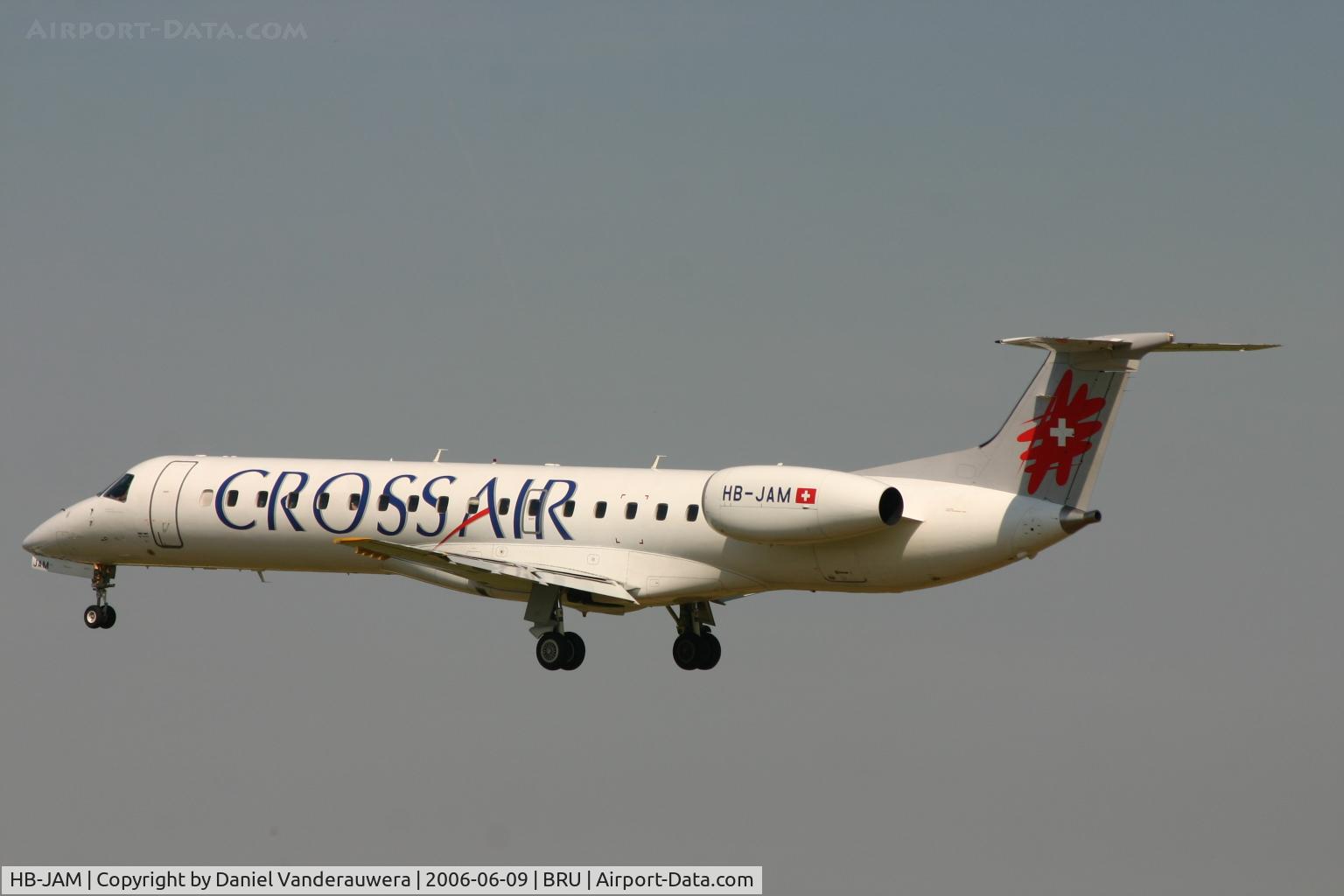 HB-JAM, 2001 Embraer EMB-145LU (ERJ-145LU) C/N 145420, flight LX778 is descending on rwy 25L