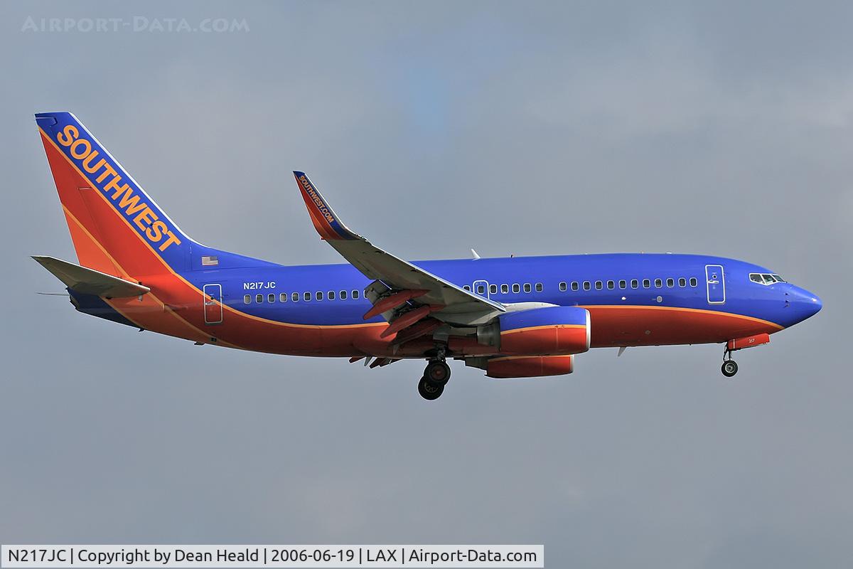 N217JC, 2005 Boeing 737-7H4 C/N 34232, Southwest Airlines N217JC (FLT SWA2537) from Las Vegas McCarran Int'l (KLAS) on final approach to RWY 24R.