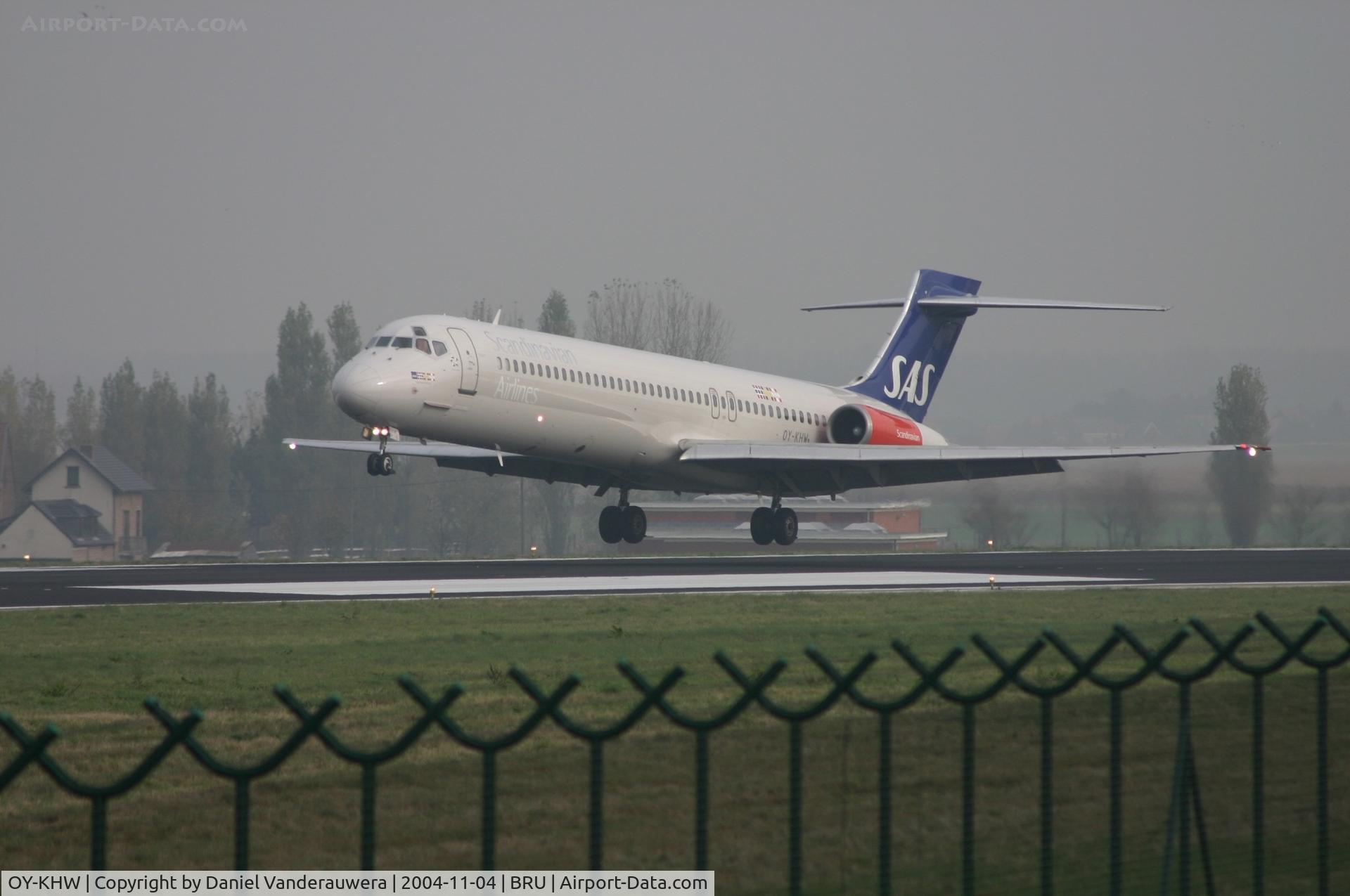 OY-KHW, 1992 McDonnell Douglas MD-87 (DC-9-87) C/N 53348, landing on rwy 25L