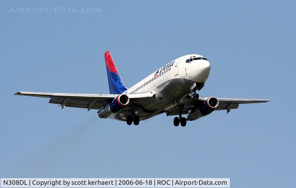 N308DL, 1984 Boeing 737-232 C/N 23080, landing 22