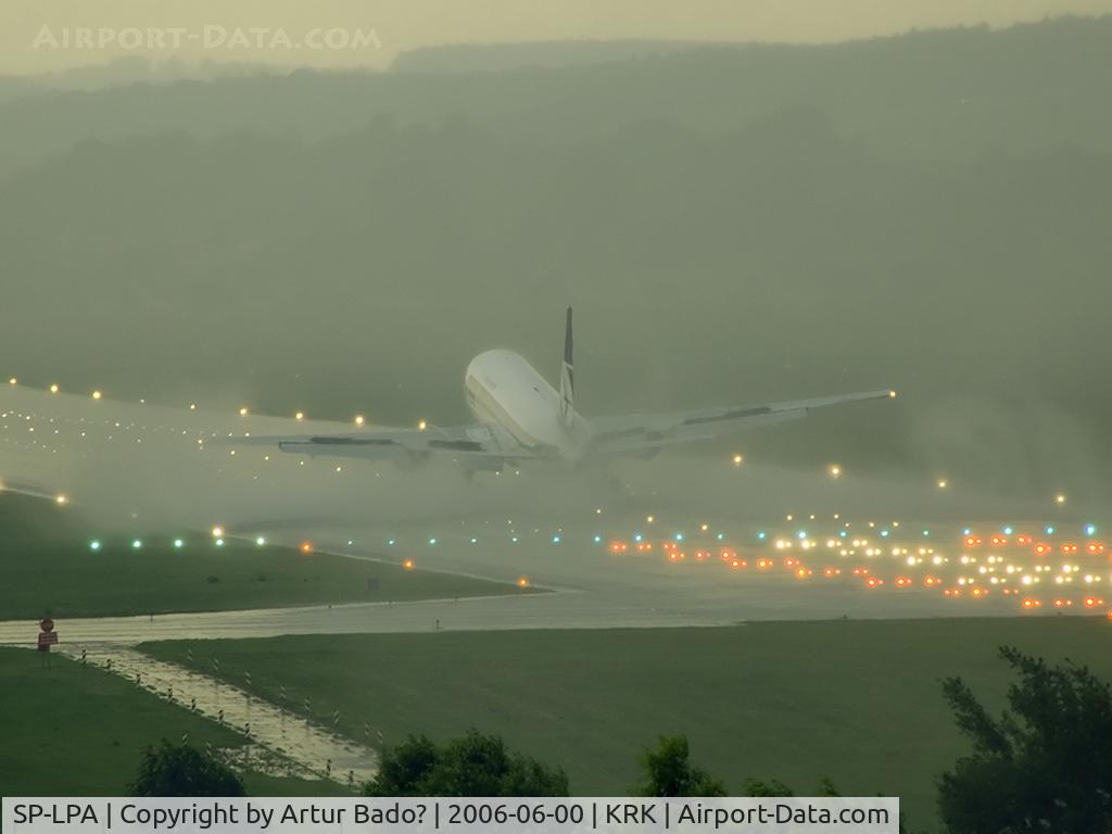 SP-LPA, 1990 Boeing 767-35D/ER C/N 24865, Lot - landing in rain