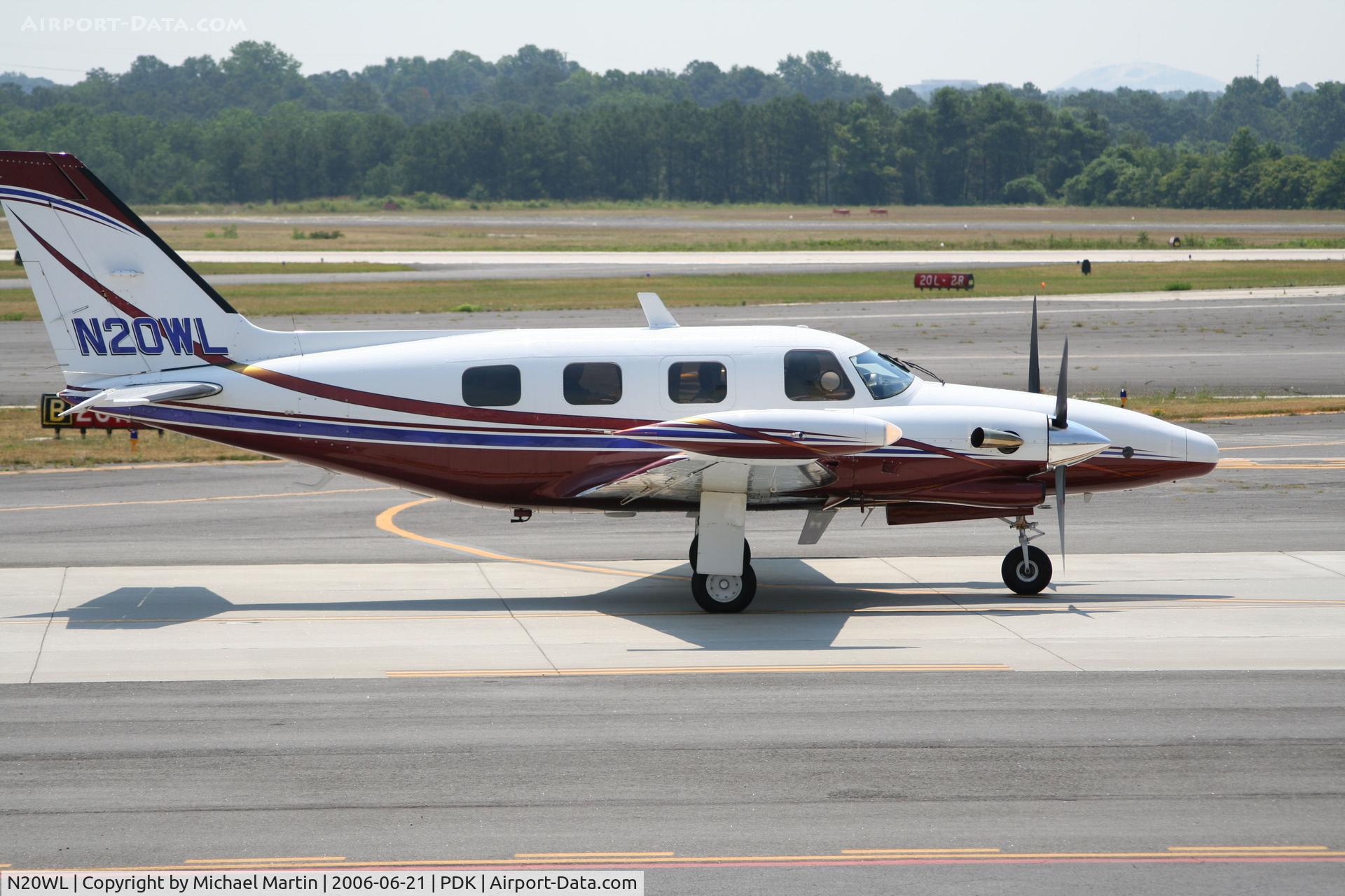 N20WL, 1976 Piper PA-31T Cheyenne C/N 31T-7720011, Taxing past Mercury Air Service