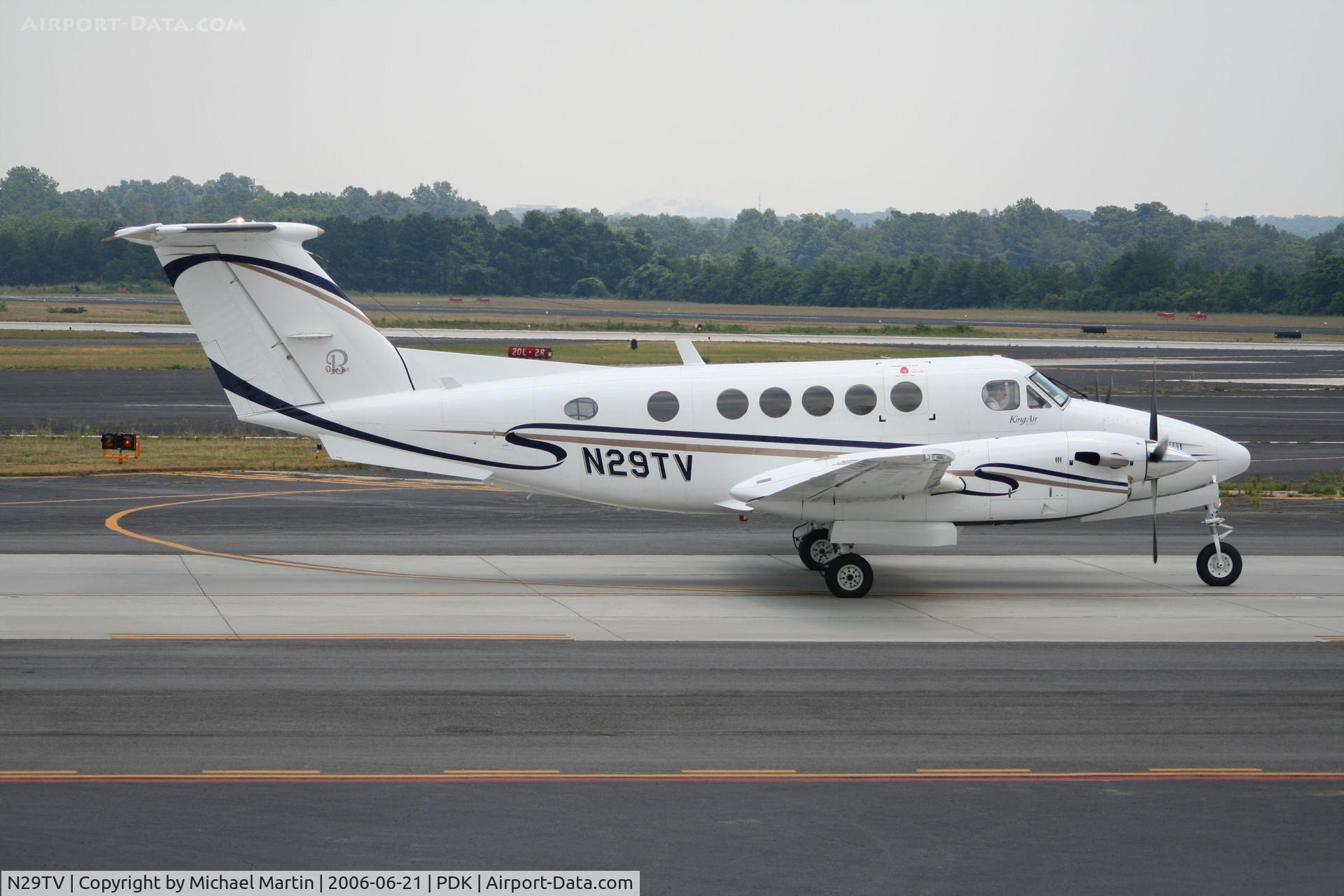 N29TV, 1983 Beech B200 King Air C/N BB-1138, Taxing to Runway 20R