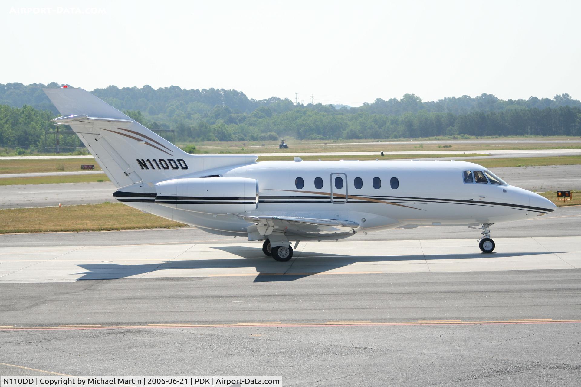 N110DD, 2005 Raytheon Hawker 800XP C/N 258728, Taxing to Runway 20R