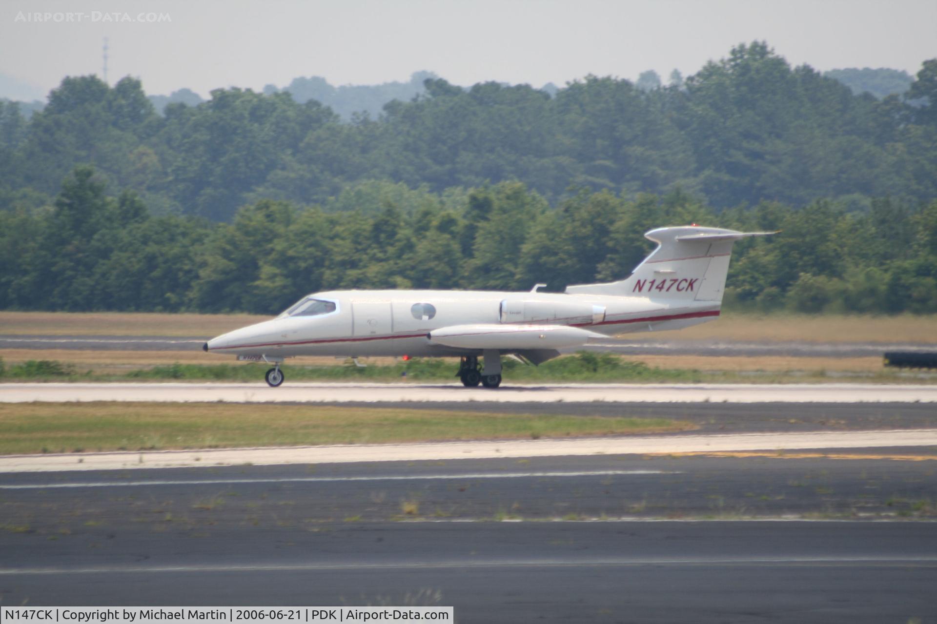 N147CK, 1967 Learjet Inc 24 C/N 147, Landing 20R