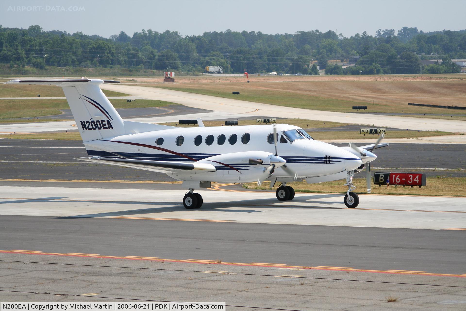 N200EA, 1990 Beech B200 King Air C/N BB-1368, Taxing to Runway 20R