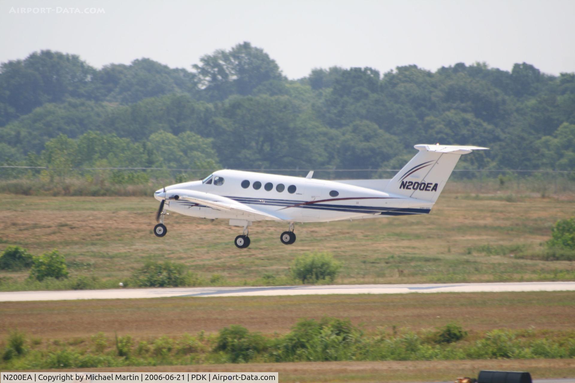 N200EA, 1990 Beech B200 King Air C/N BB-1368, Departing 20R