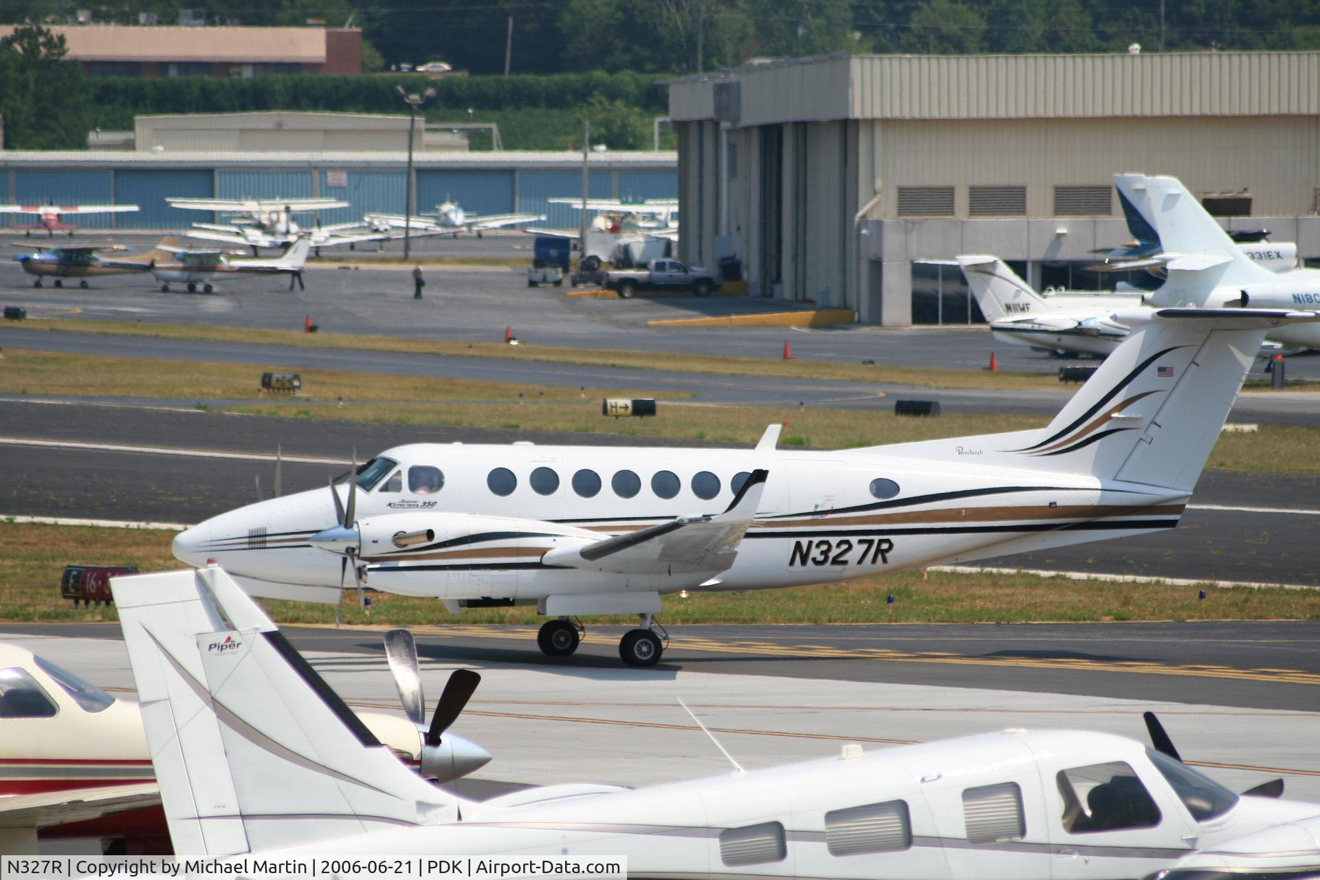 N327R, 1999 Raytheon Aircraft Company B300 C/N FL-259, Taxing to Epps Air Service
