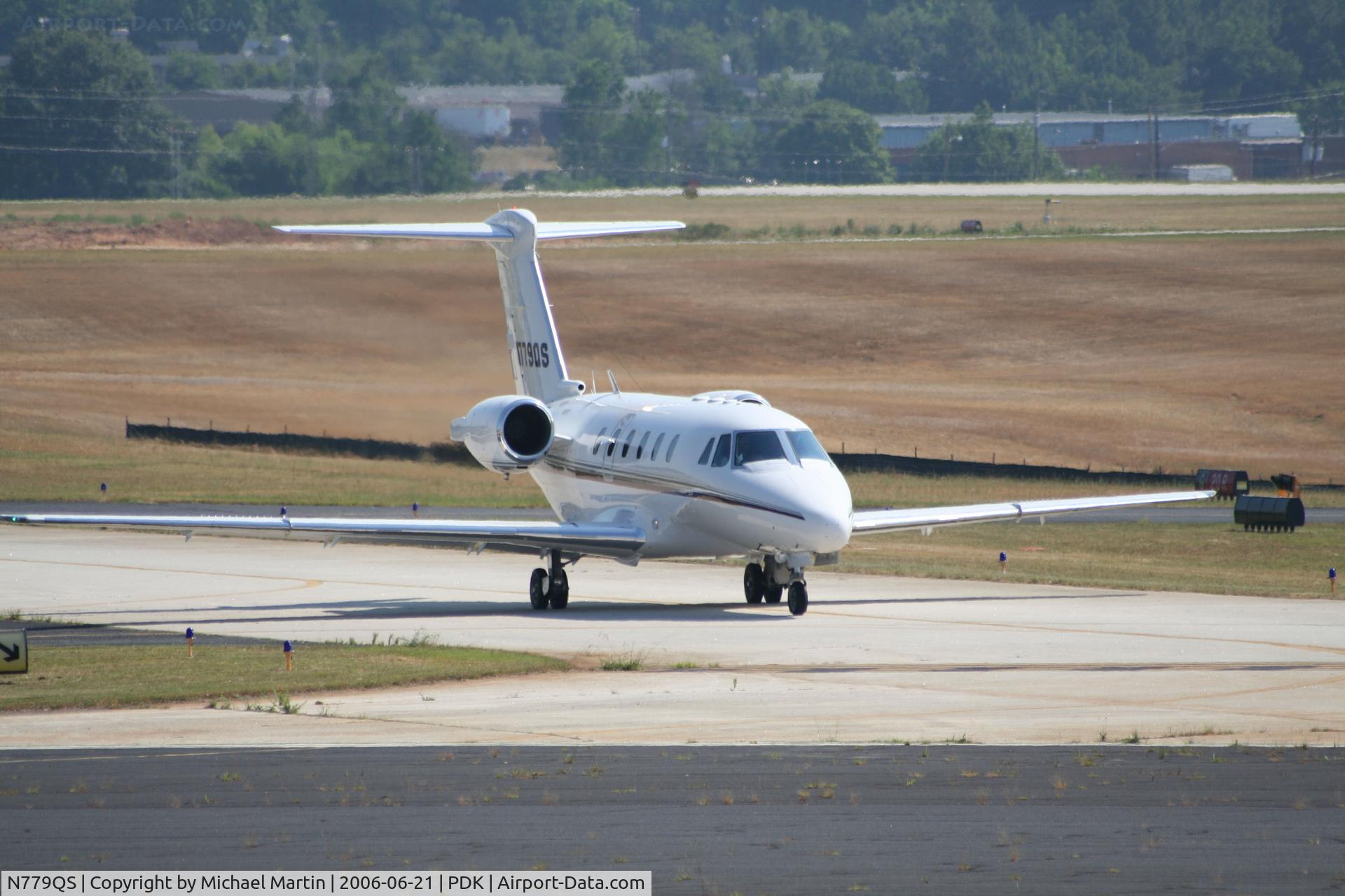 N779QS, 1997 Cessna 650 Citation VII C/N 650-7079, Taxing to Mercury Air Center