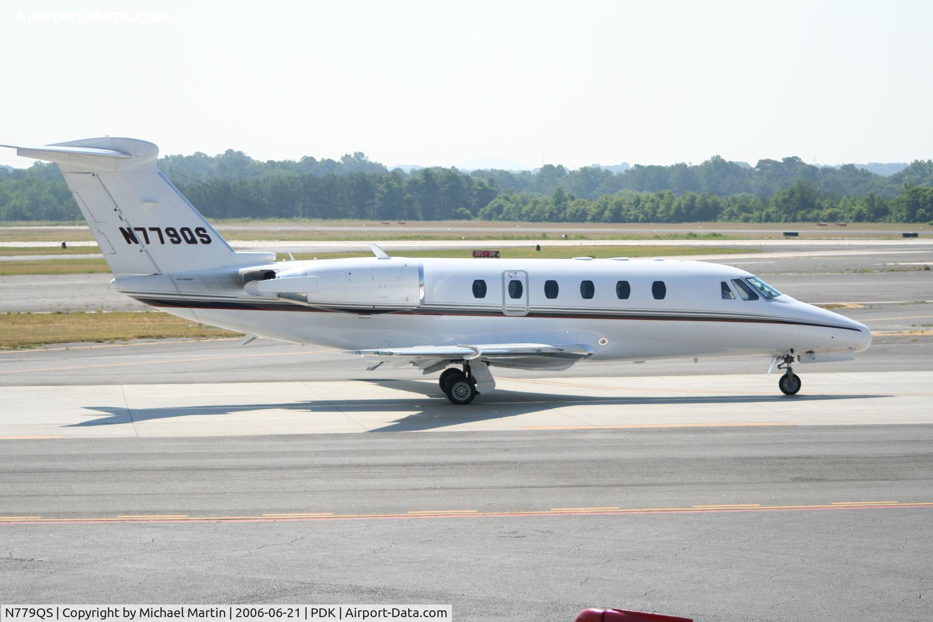 N779QS, 1997 Cessna 650 Citation VII C/N 650-7079, Taxing past Mercury Air Service