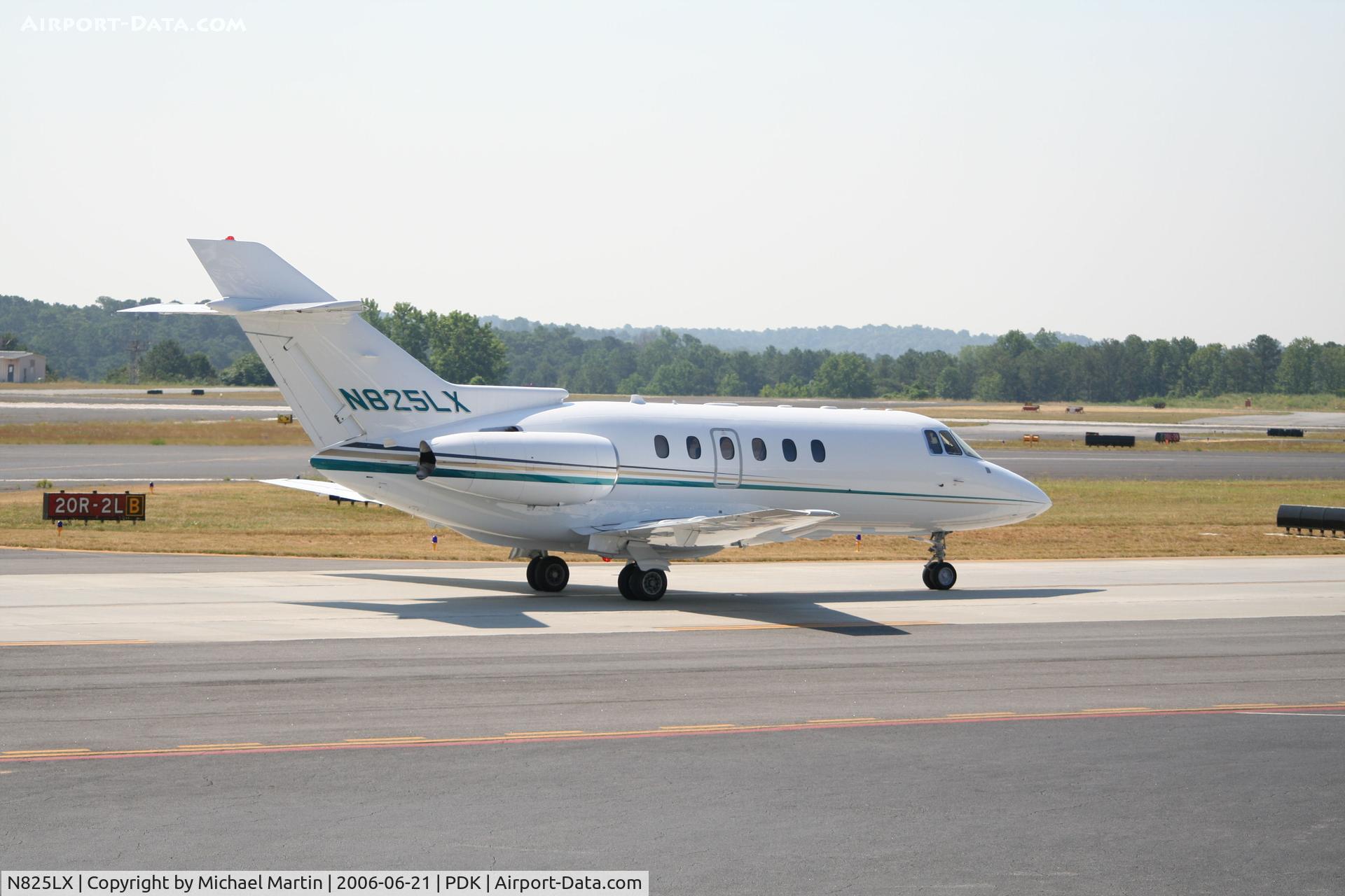 N825LX, 2006 Raytheon Hawker 800XP C/N 258767, Taxing to Runway 20R