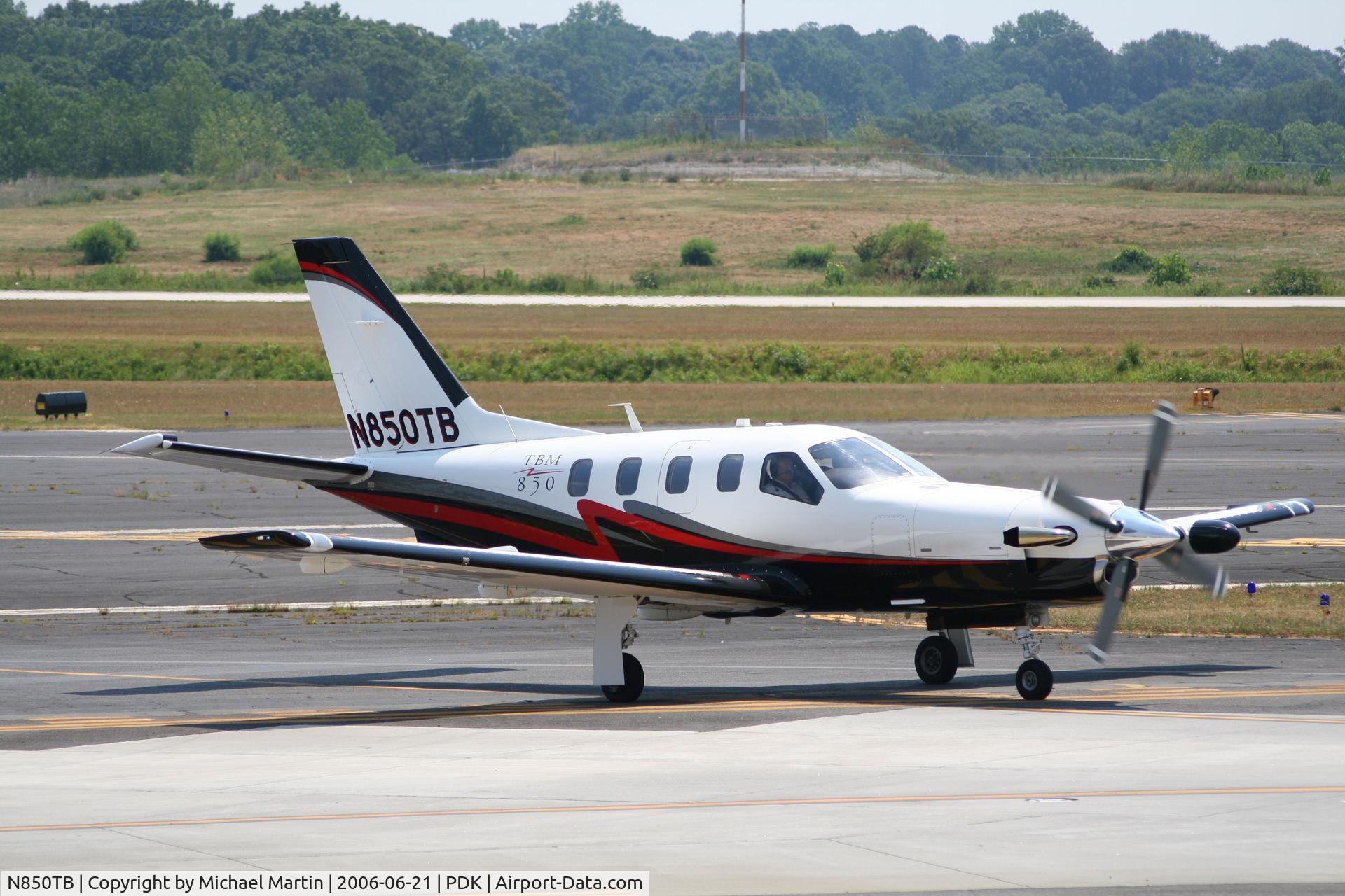 N850TB, 2006 Socata TBM-700 C/N 346, Taxing to Runway 20R
