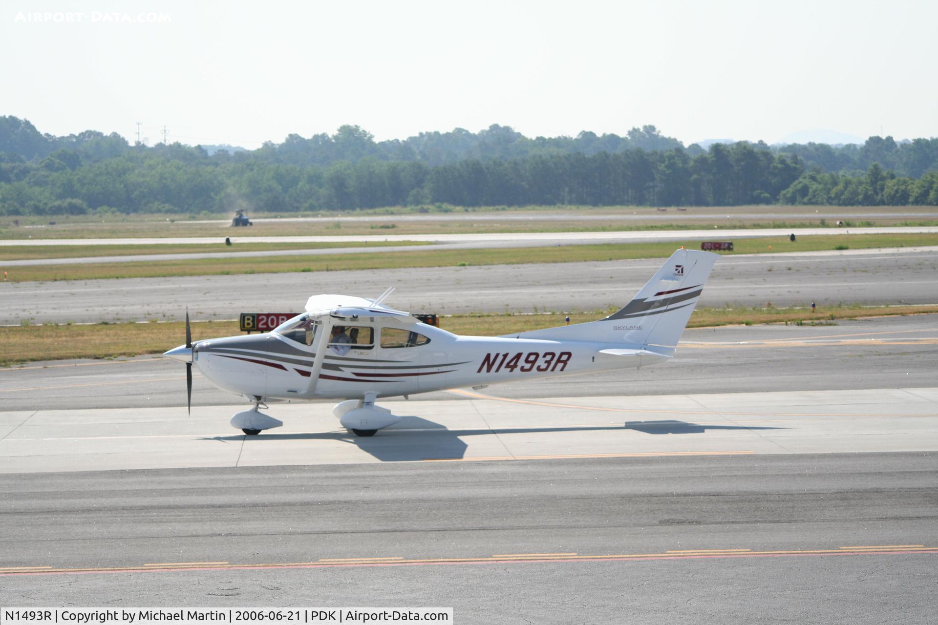 N1493R, 2005 Cessna 182T Skylane C/N 18281694, Taxing to Epps Air Service