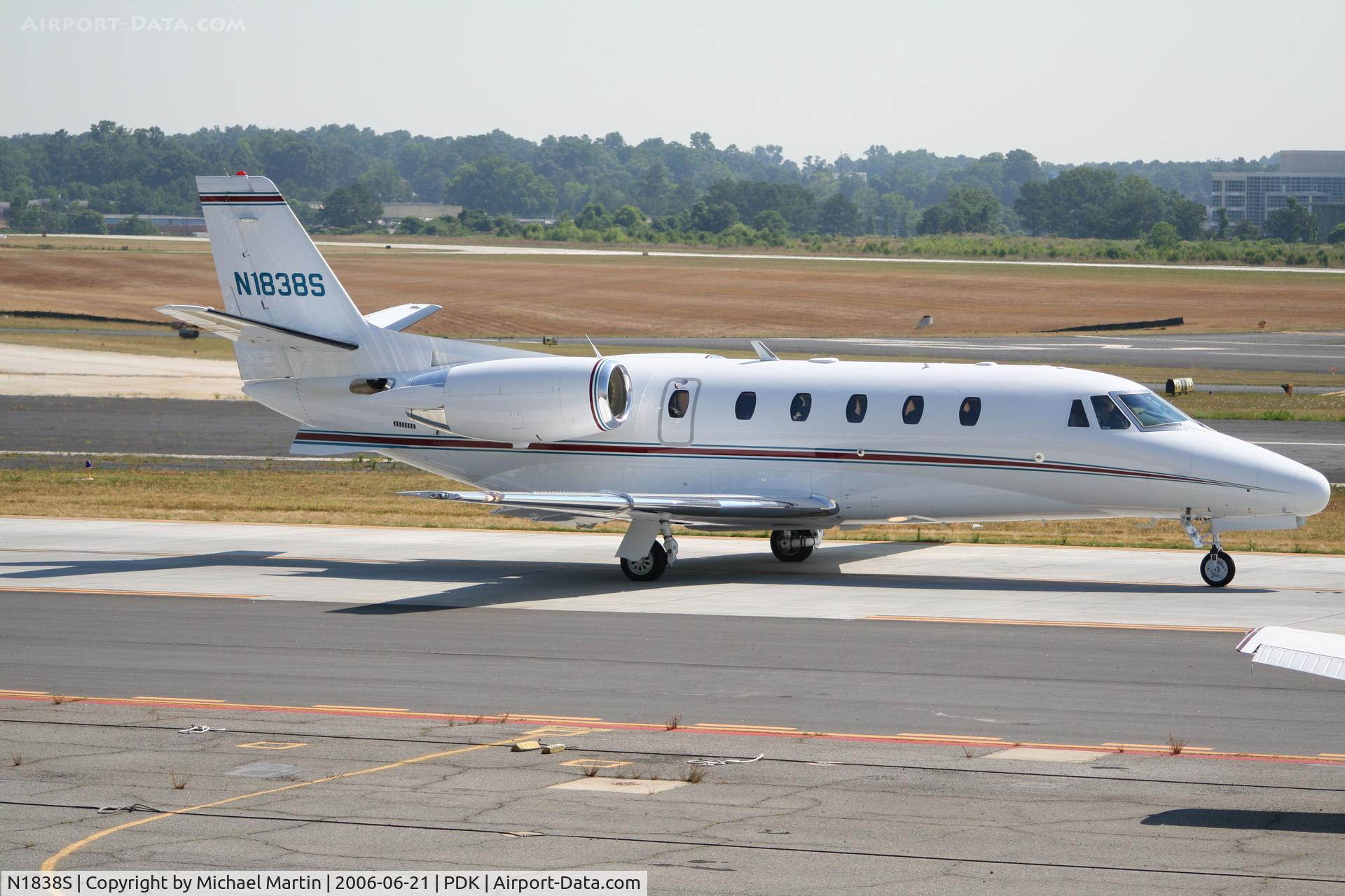 N1838S, 2001 Dassault Mystere Falcon 50 C/N 316, Taxing to Runway 20R