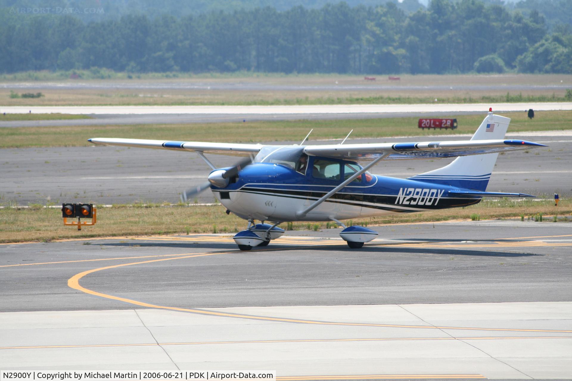 N2900Y, 1962 Cessna 182E Skylane C/N 18253900, Taxing to Epps Air Service