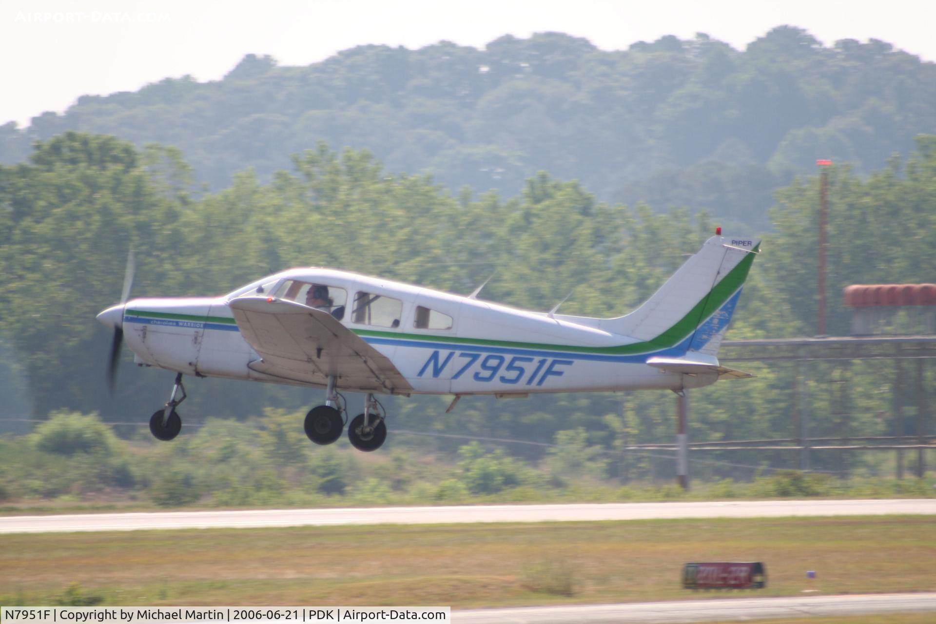 N7951F, 1976 Piper PA-28-151 C/N 28-7715249, DEPARTING 2L