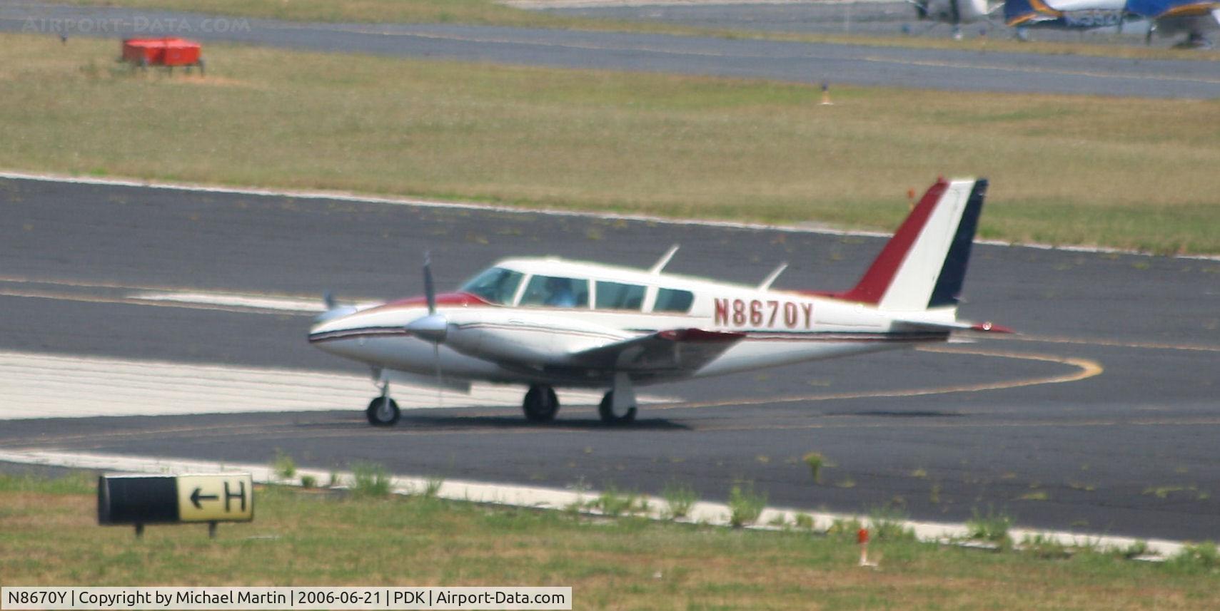 N8670Y, 1969 Piper PA-30 Twin Comanche C/N 30-1813, Taxing to Epps Air Service