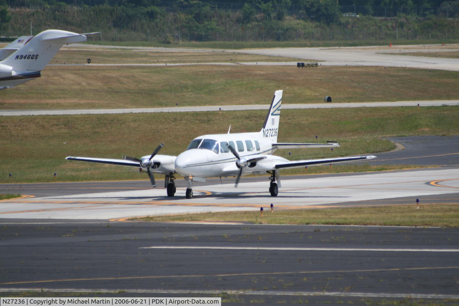 N27236, 1977 Piper PA-31-350 Chieftain C/N 31-7752111, Taxing to Epps Air Service