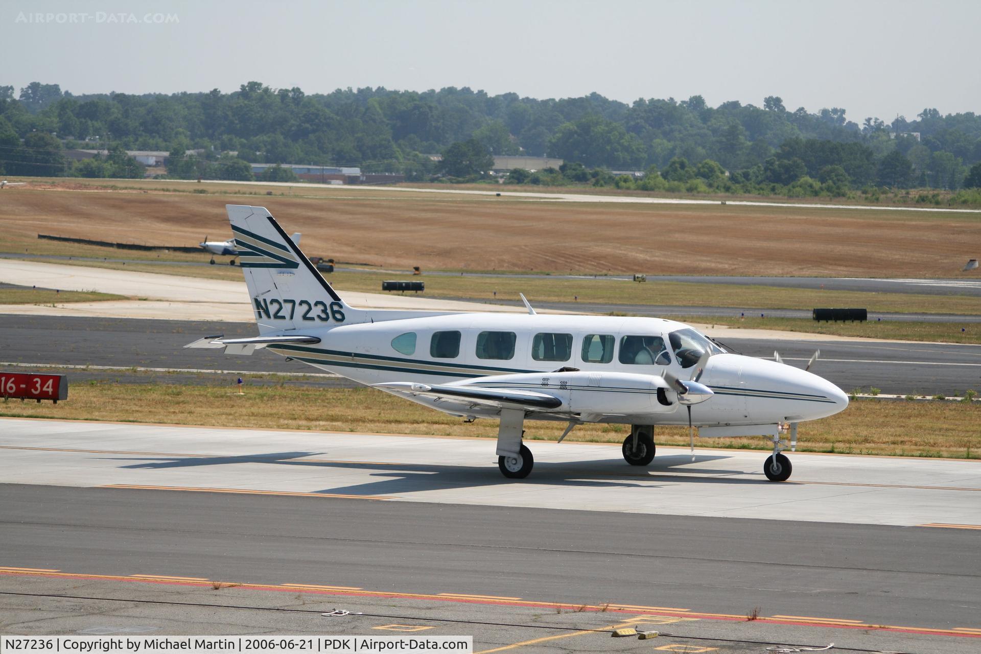 N27236, 1977 Piper PA-31-350 Chieftain C/N 31-7752111, Taxing to Runway 2L