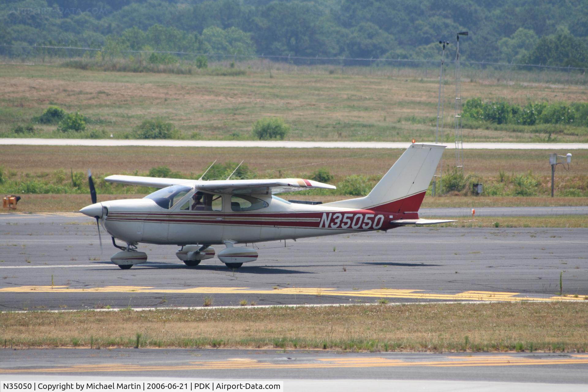 N35050, 1974 Cessna 177B Cardinal C/N 17702176, Taxing to tiedown