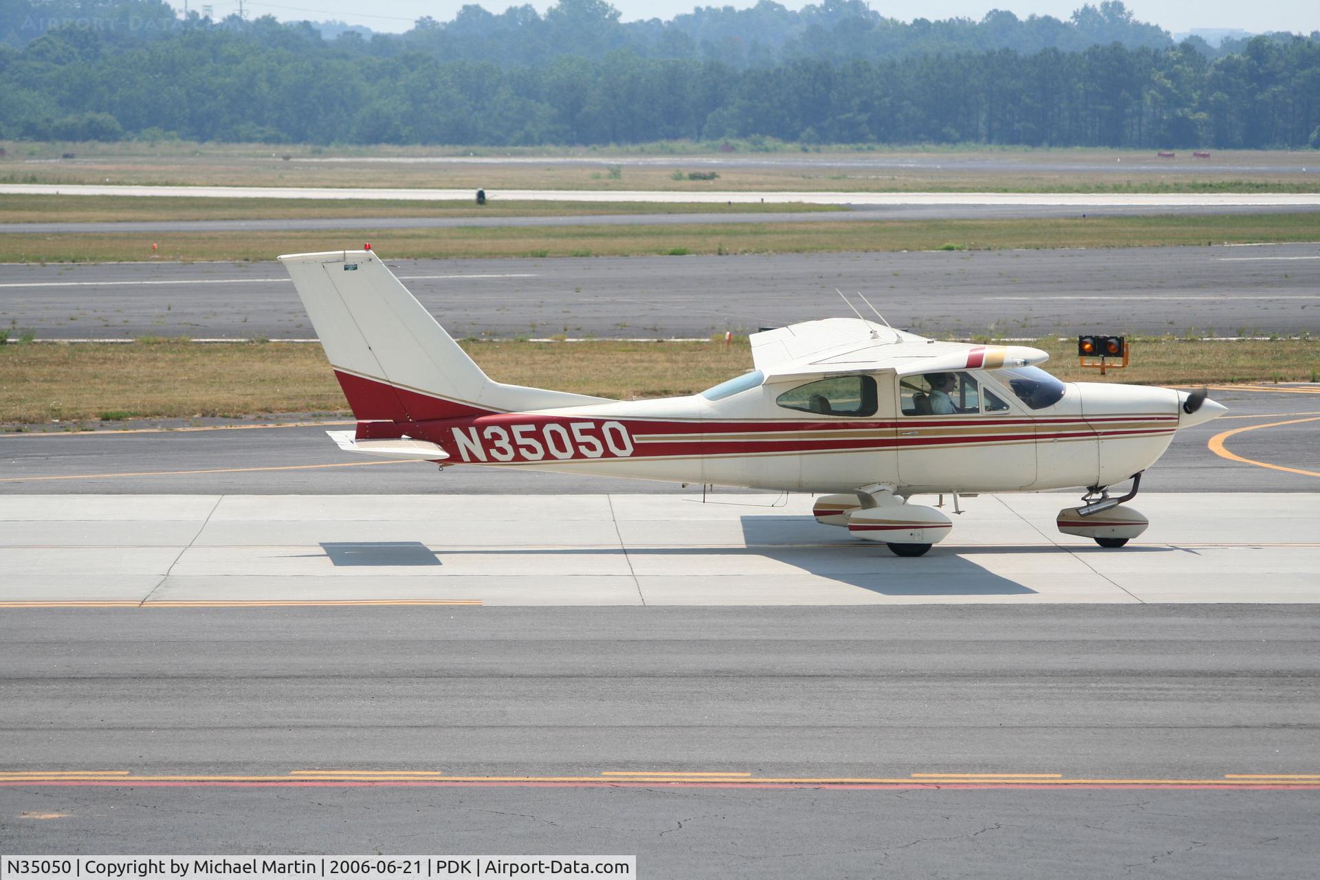 N35050, 1974 Cessna 177B Cardinal C/N 17702176, Taxing to Runway 2L