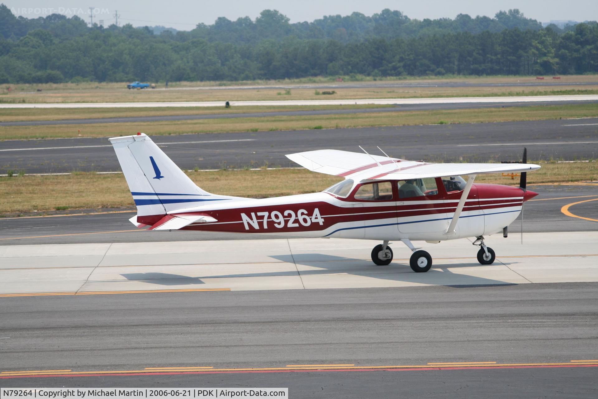N79264, 1969 Cessna 172K Skyhawk C/N 17258010, Taxing to Runway 2L