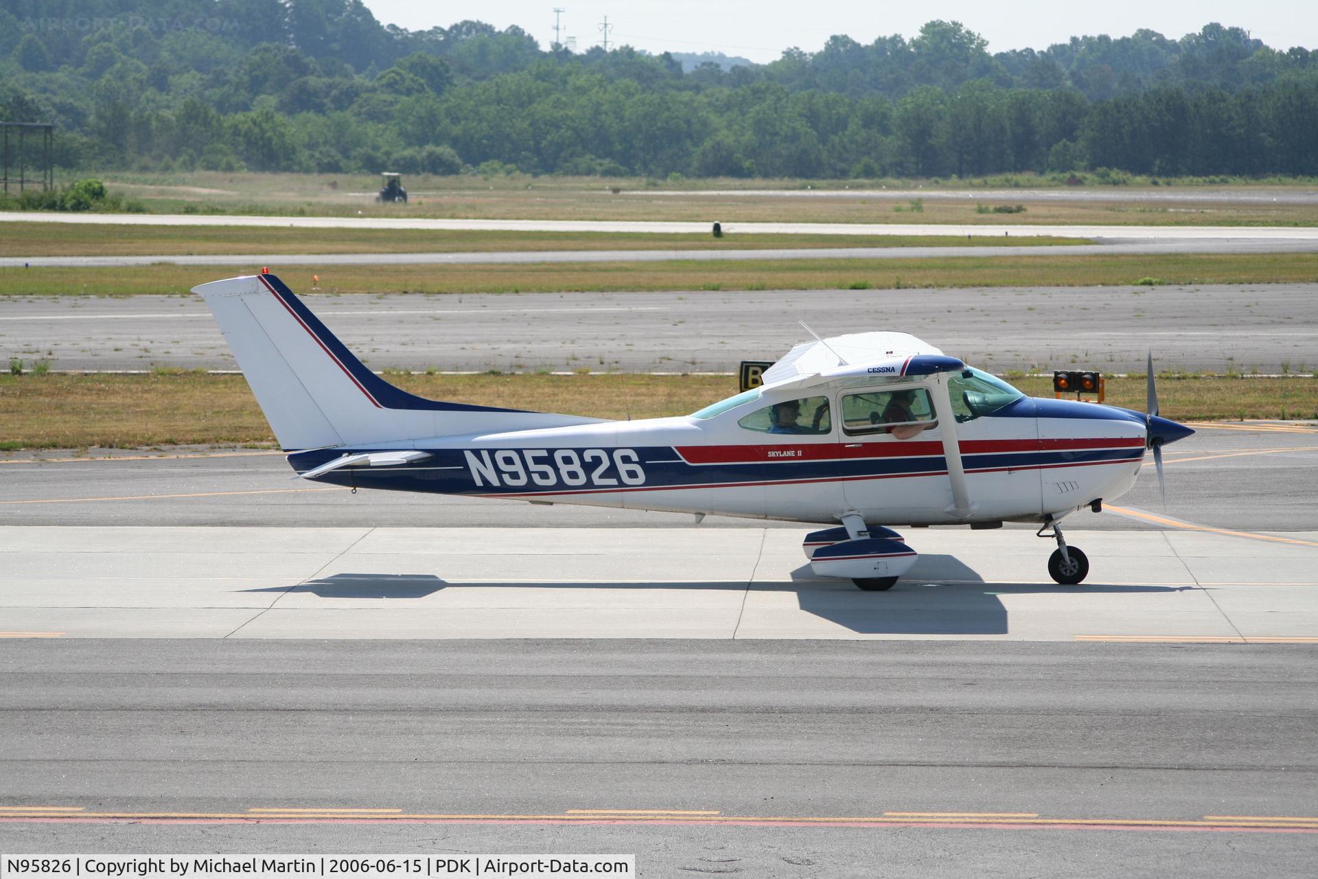 N95826, 1978 Cessna 182Q Skylane C/N 18266645, Taxing to Runway 2L
