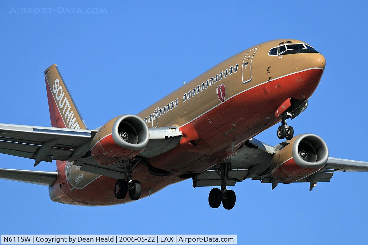 N611SW, 1995 Boeing 737-3H4 C/N 27697, Southwest Airlines N611SW on final approach to RWY 24R.
