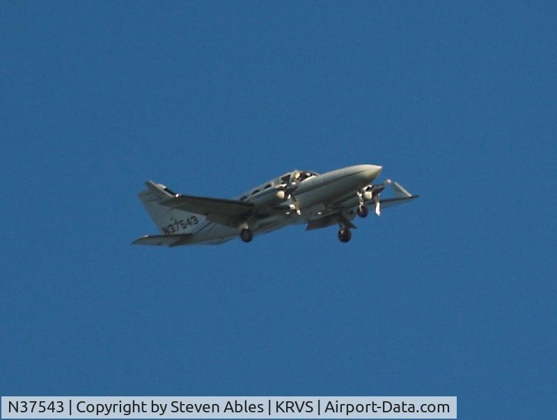 N37543, Cessna 414A Chancellor C/N 414A0002, N37543 turning base to final at KRVS