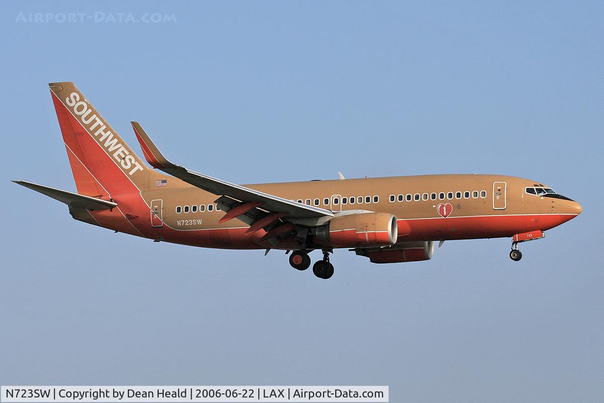 N723SW, 1999 Boeing 737-7H4 C/N 27855, Southwest Airlines N723SW (FLT SWA907) from Metropolitan Oakland Int'l (KOAK) on final approach to RWY 24R.