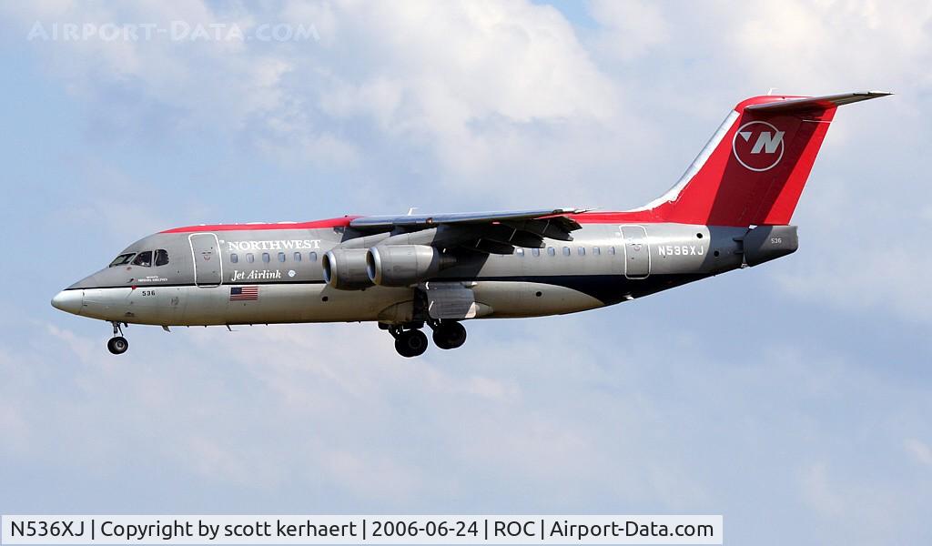 N536XJ, 2000 BAe Systems Avro 146-RJ85A C/N E.2372, landing 04